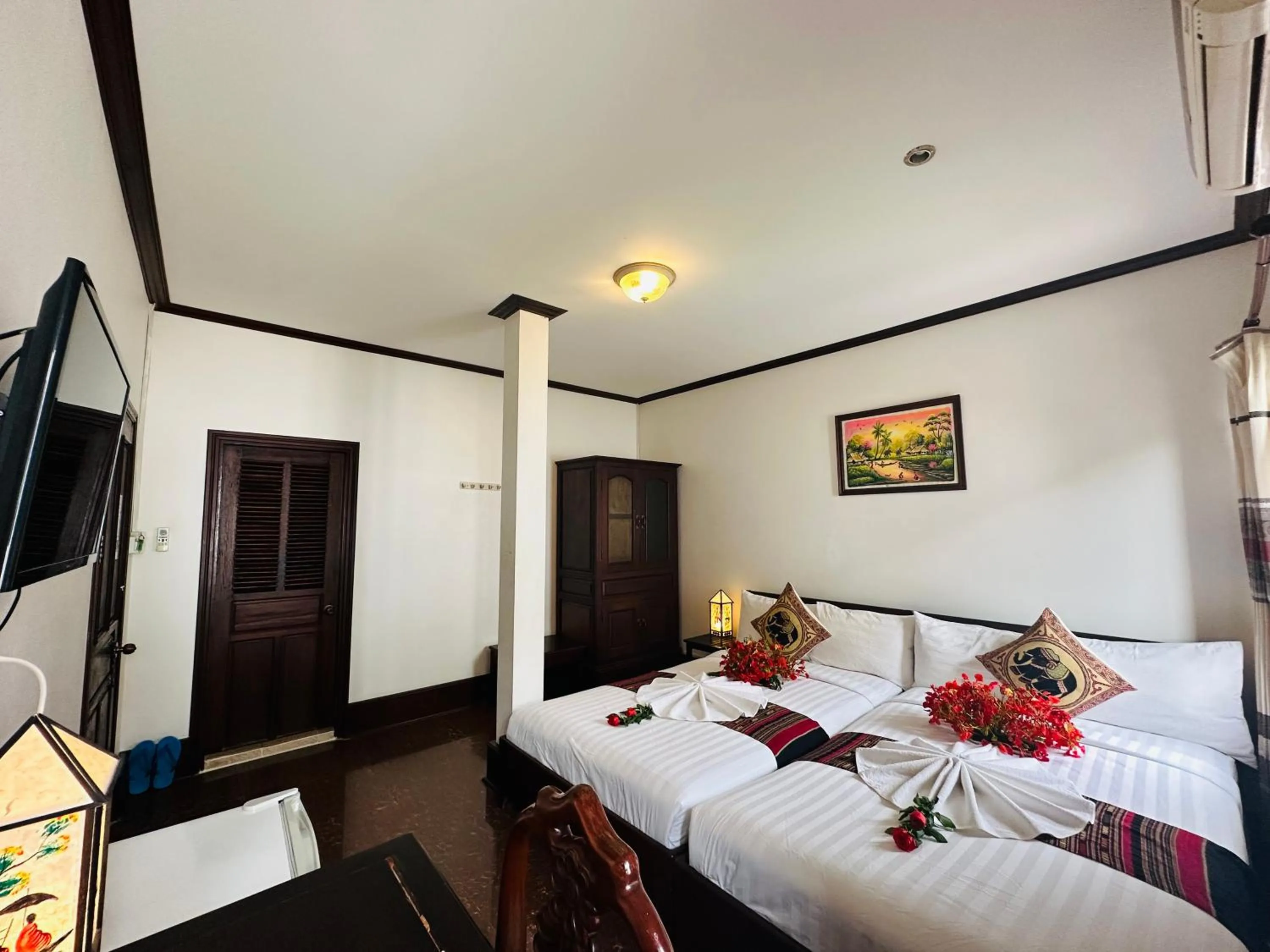 Communal lounge/ TV room, Bed in Thatsaphone Hotel