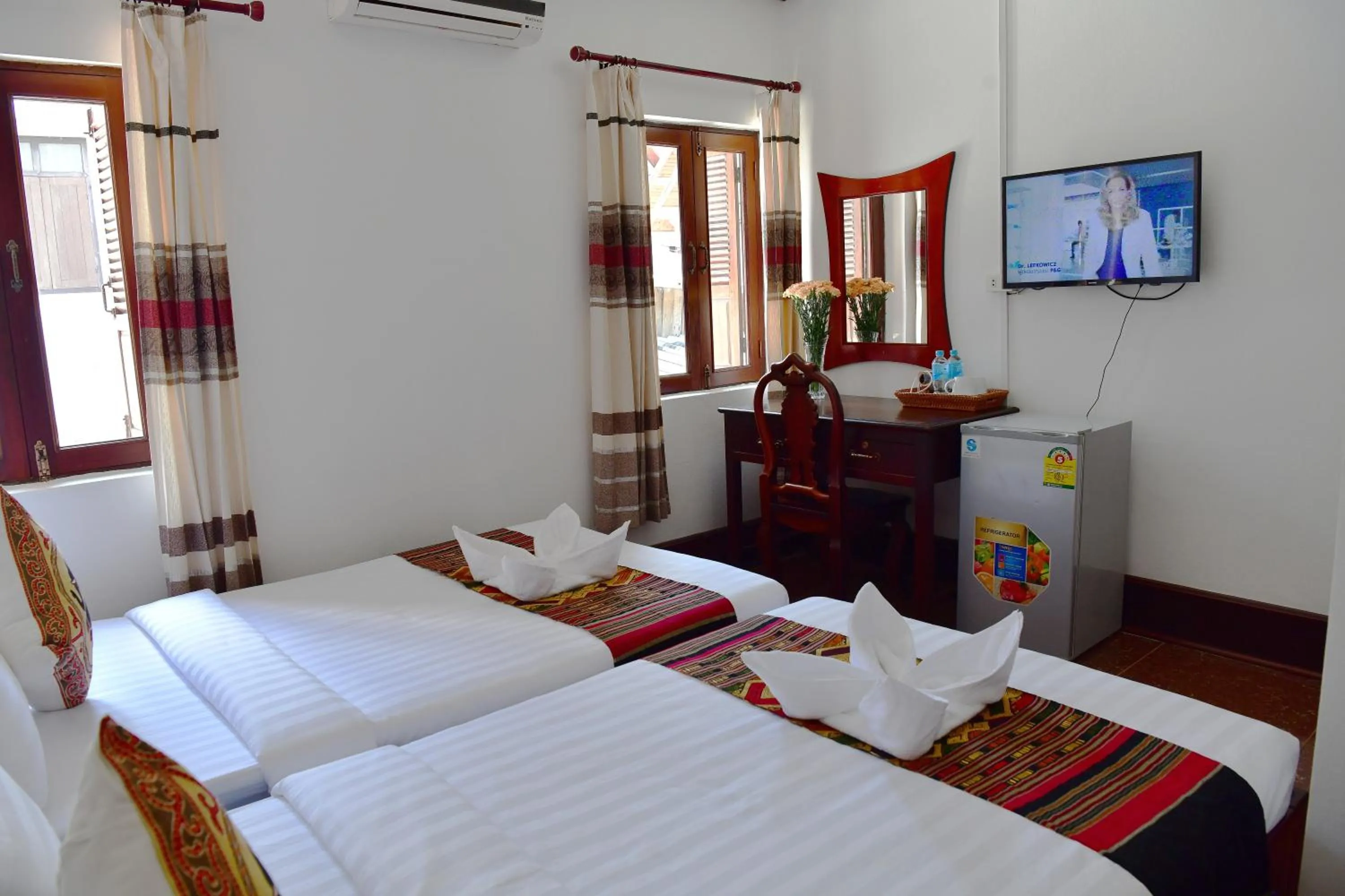 Communal lounge/ TV room, Bed in Thatsaphone Hotel