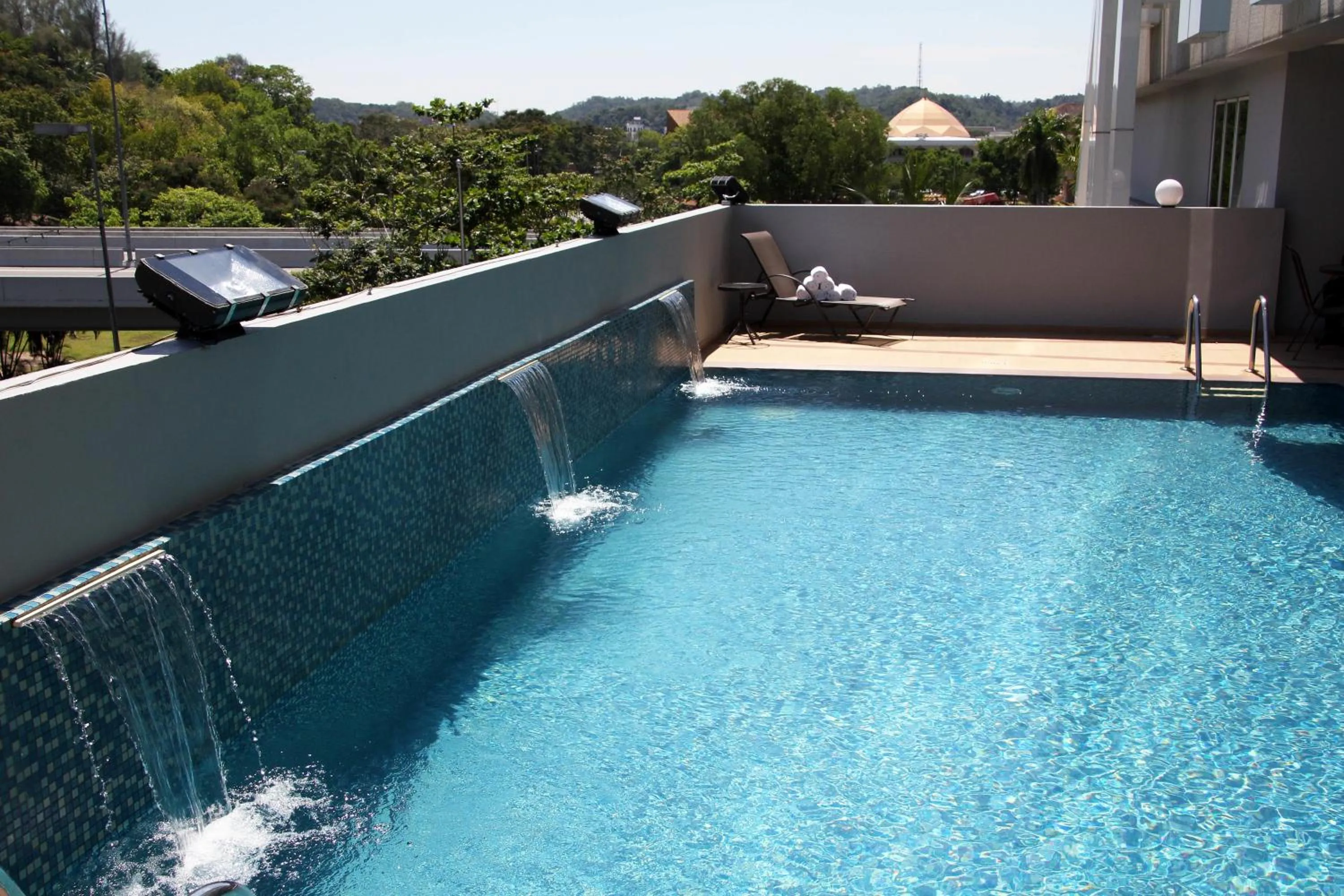 Swimming pool in Badi'ah Hotel