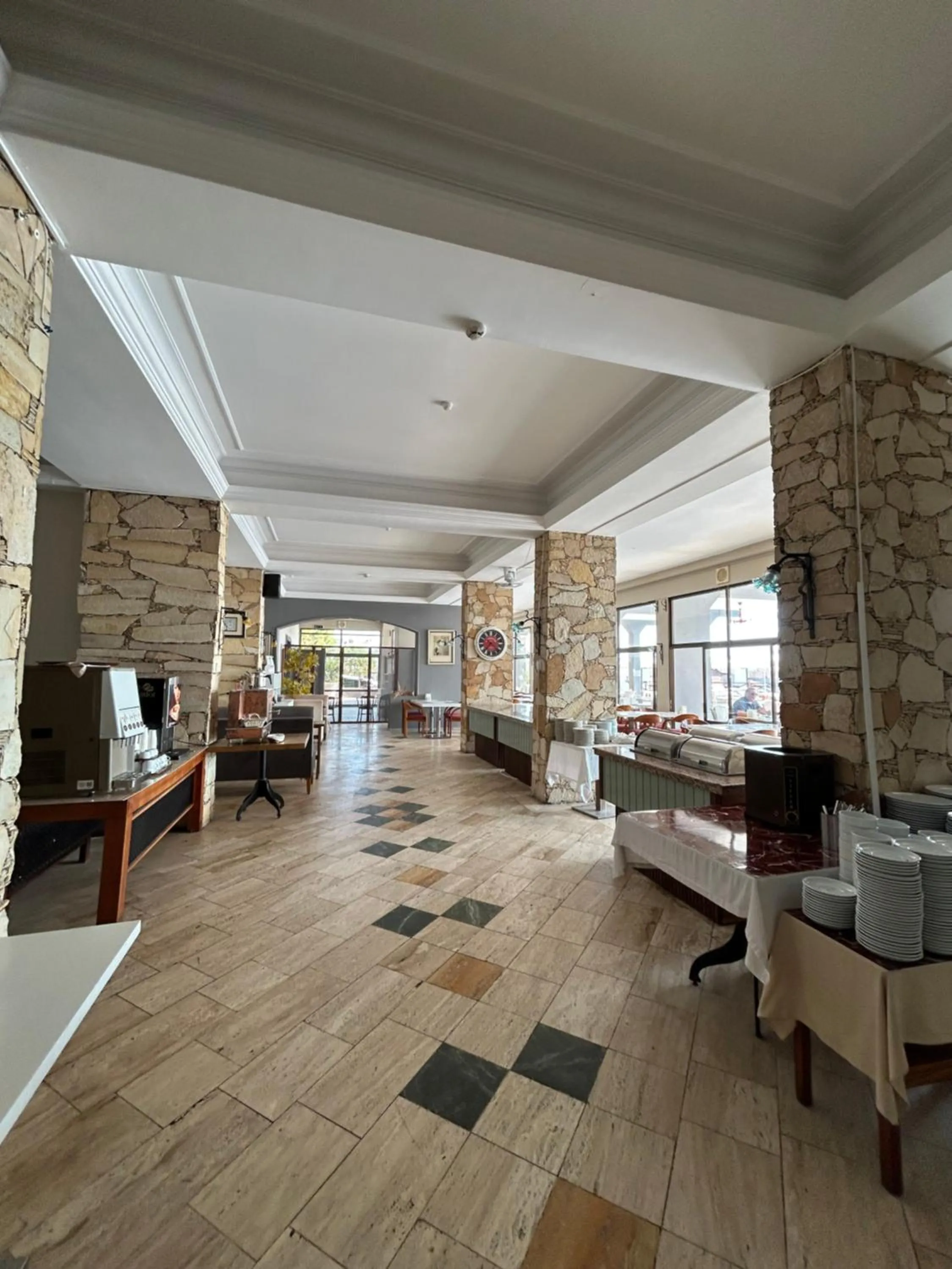 Restaurant/places to eat in Suhan Seaport Hotel