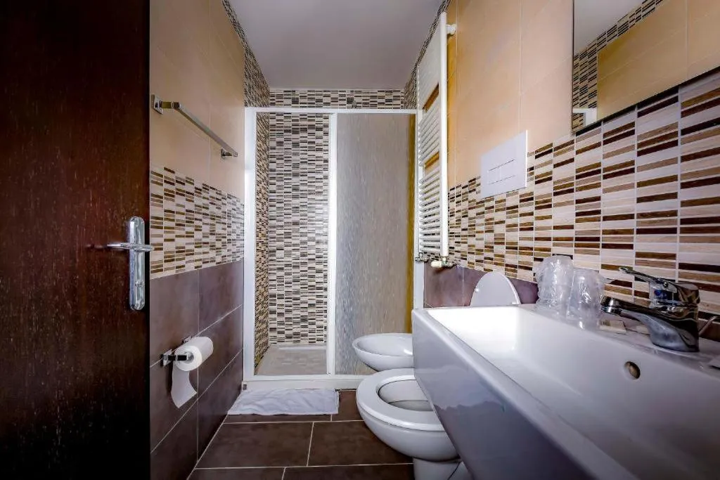 Shower in Hotel Trieste