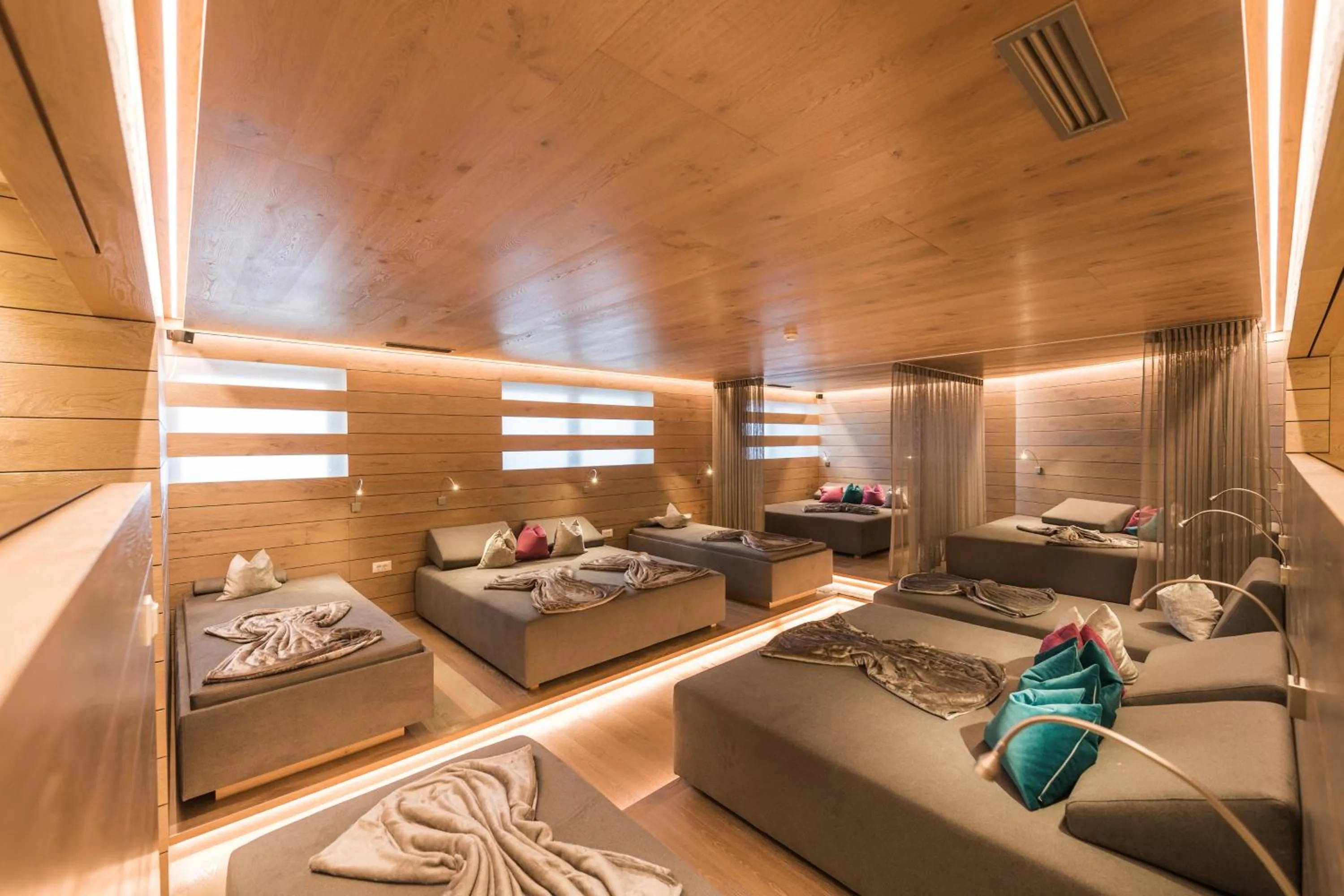 Swimming pool, Bed in Alpinhotel Keil