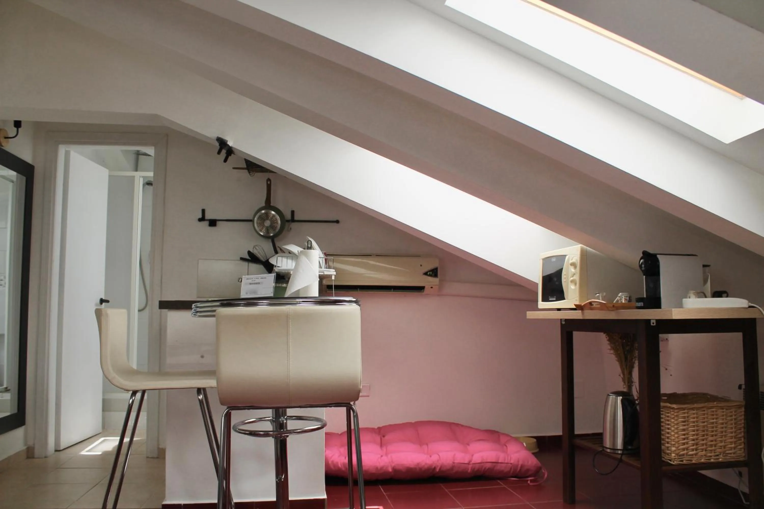 Coffee/tea facilities in Mercanti Attic Version