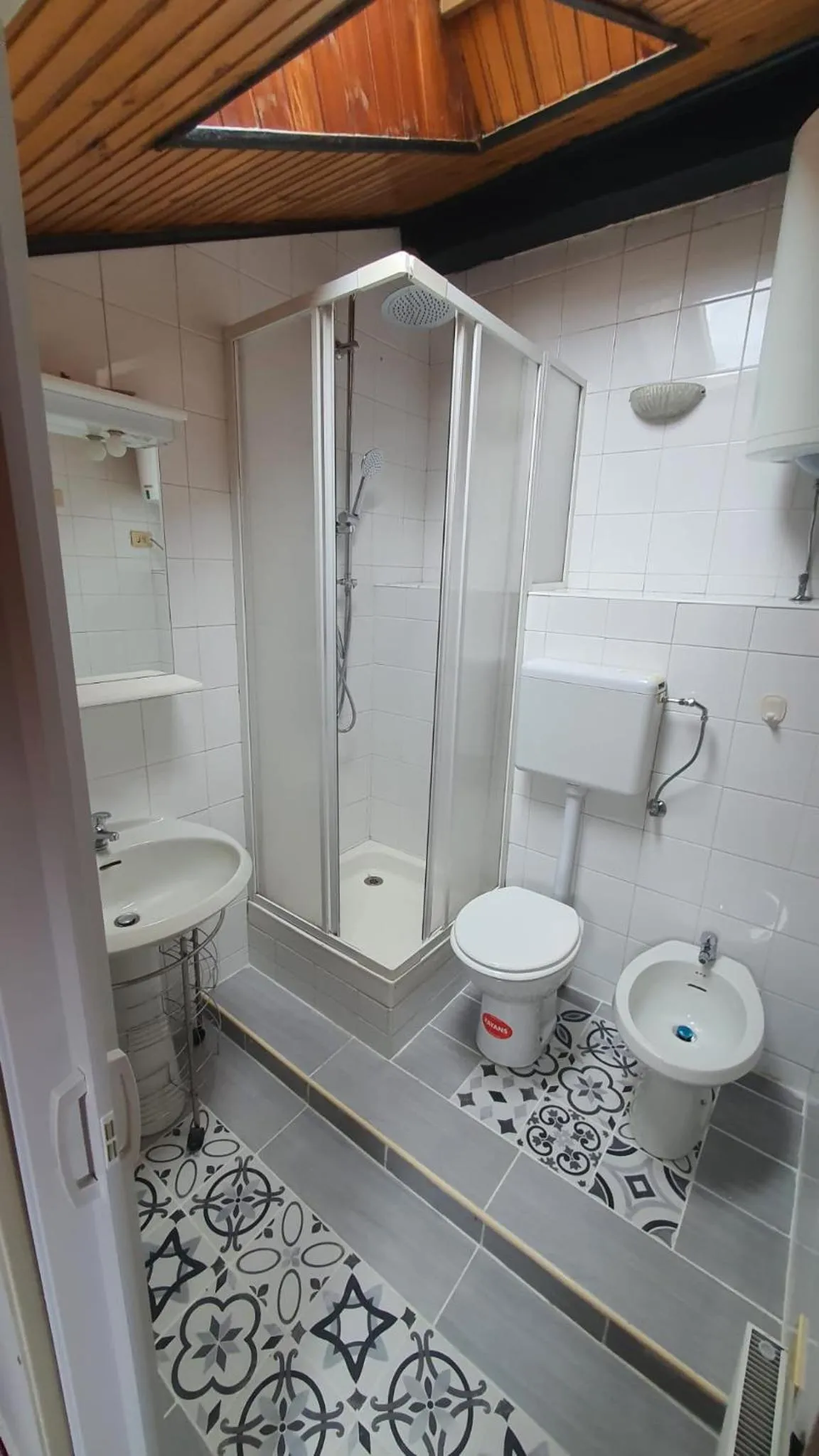 Shower in Mercanti Attic Version