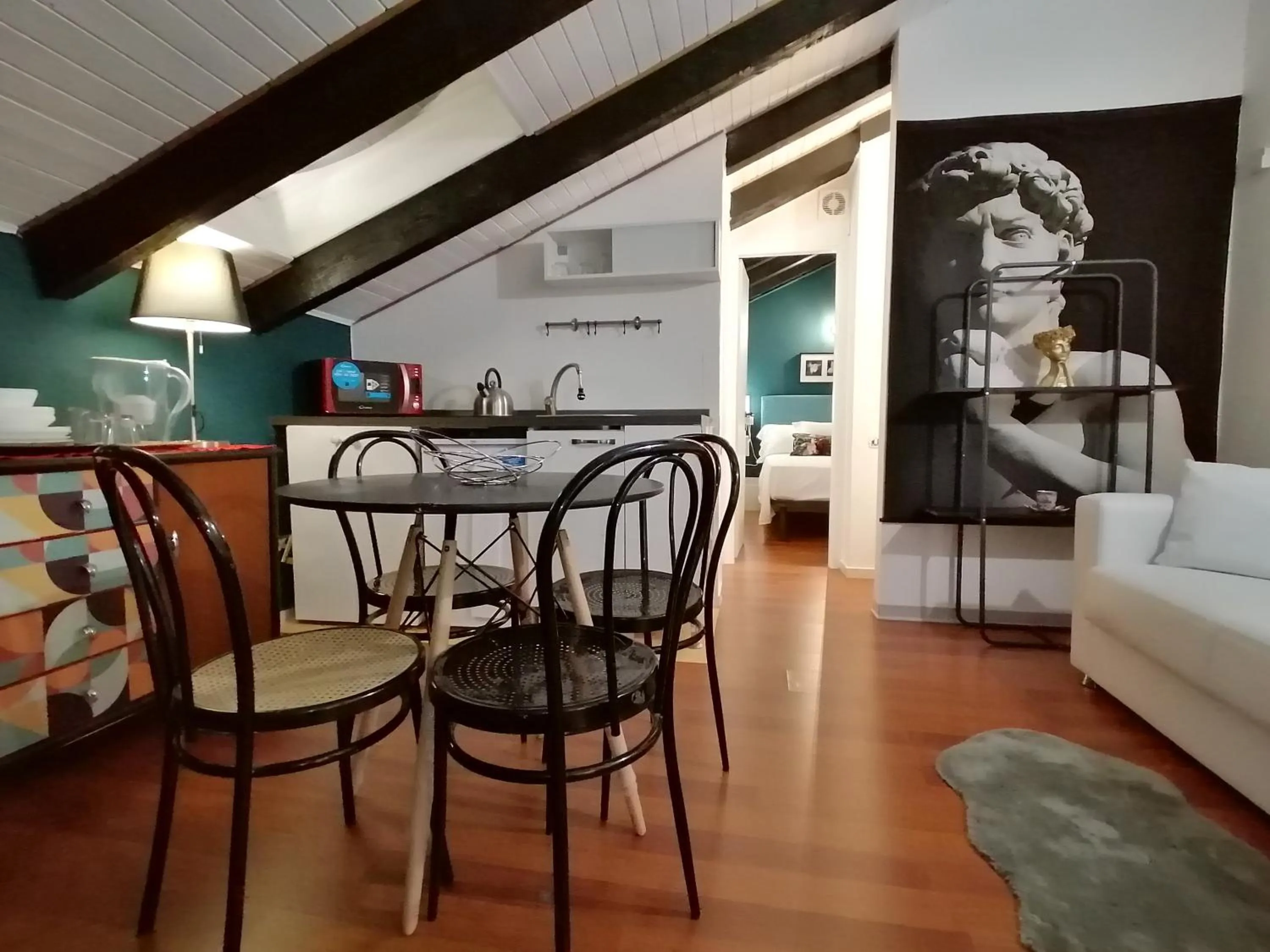 Coffee/tea facilities in Mercanti Attic Version