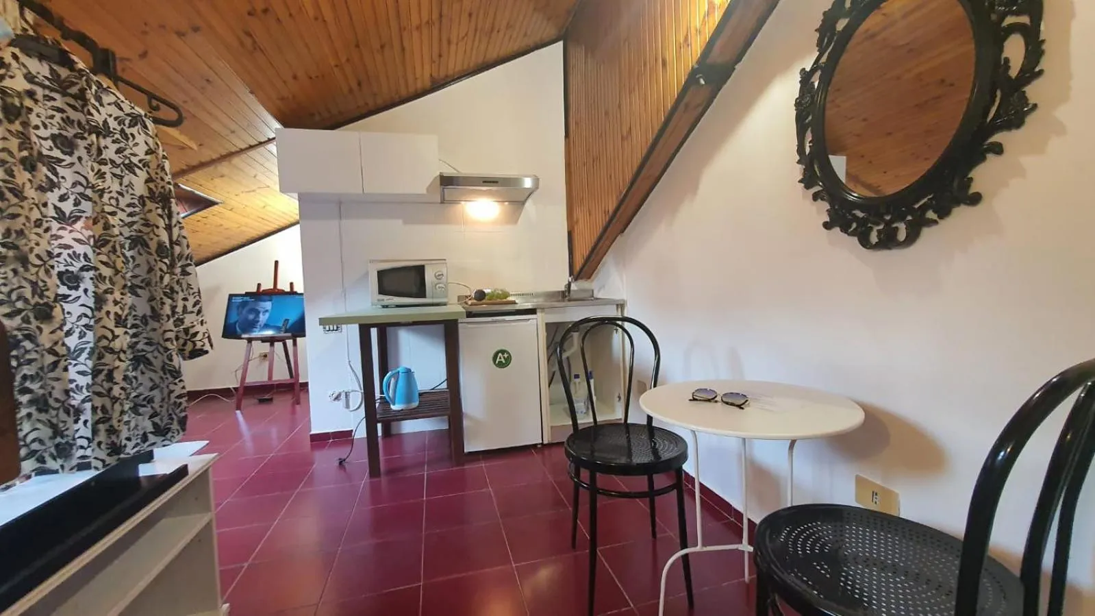 TV and multimedia in Mercanti Attic Version