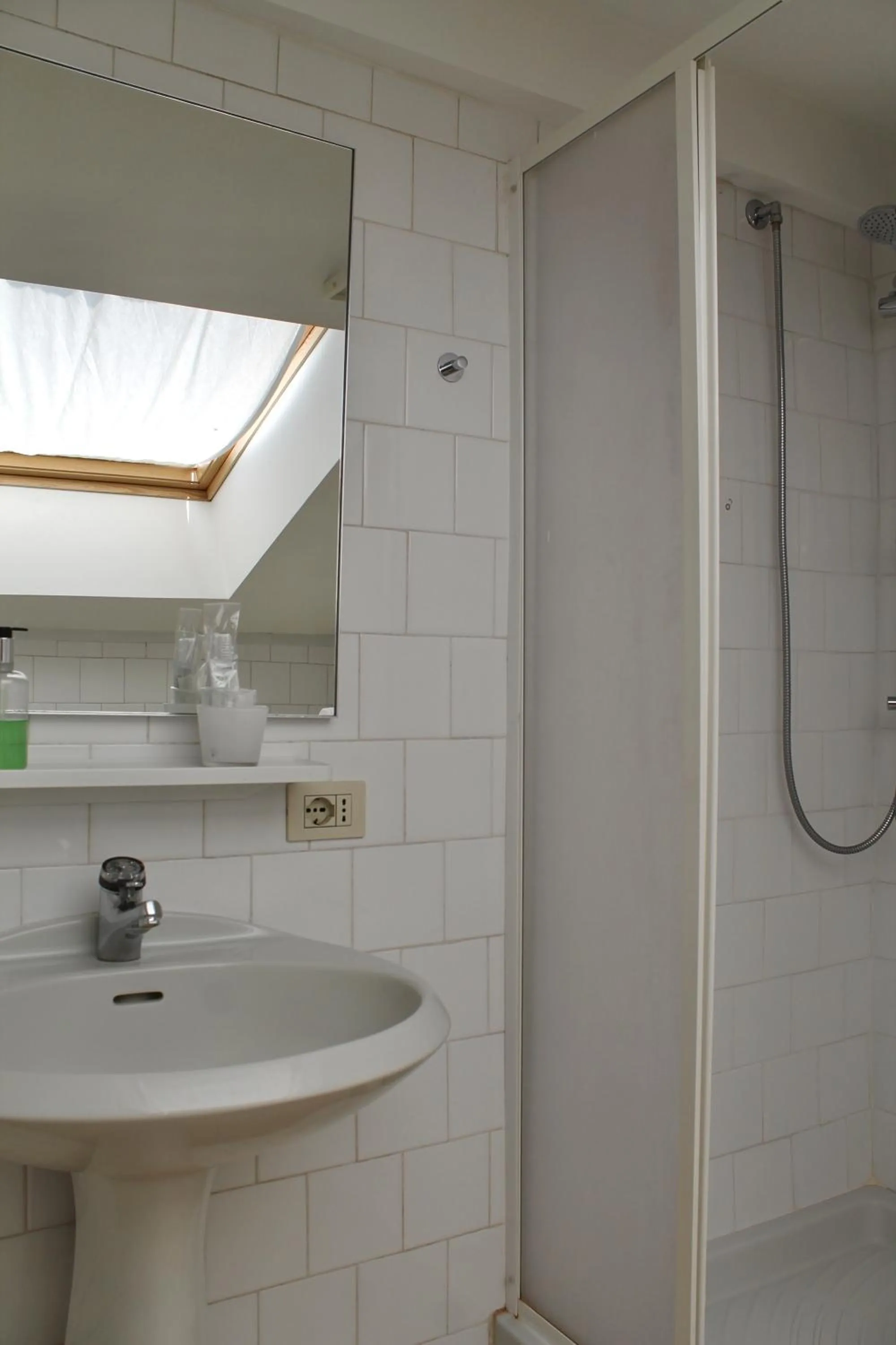 Shower in Mercanti Attic Version