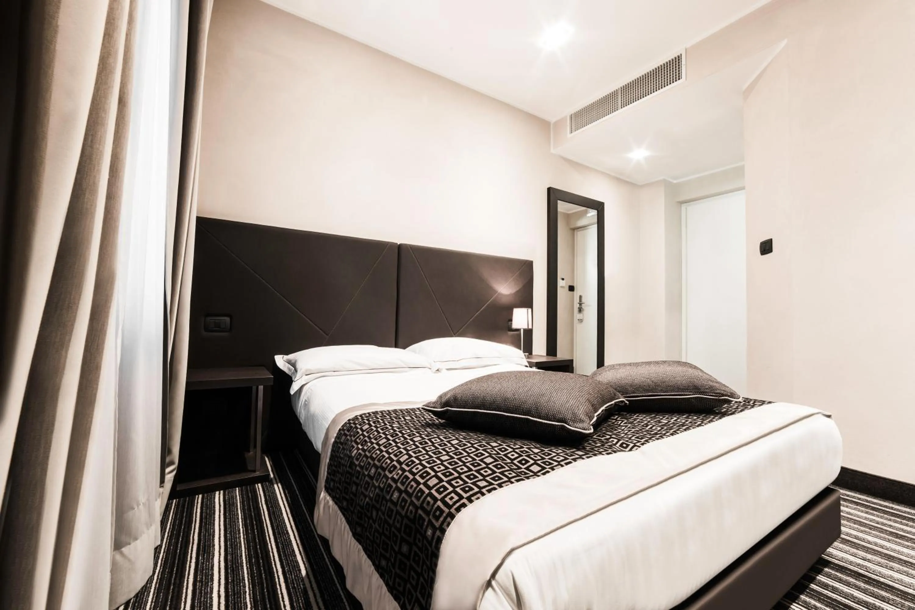 Photo of the whole room, Bed in Hotel Principe Di Torino