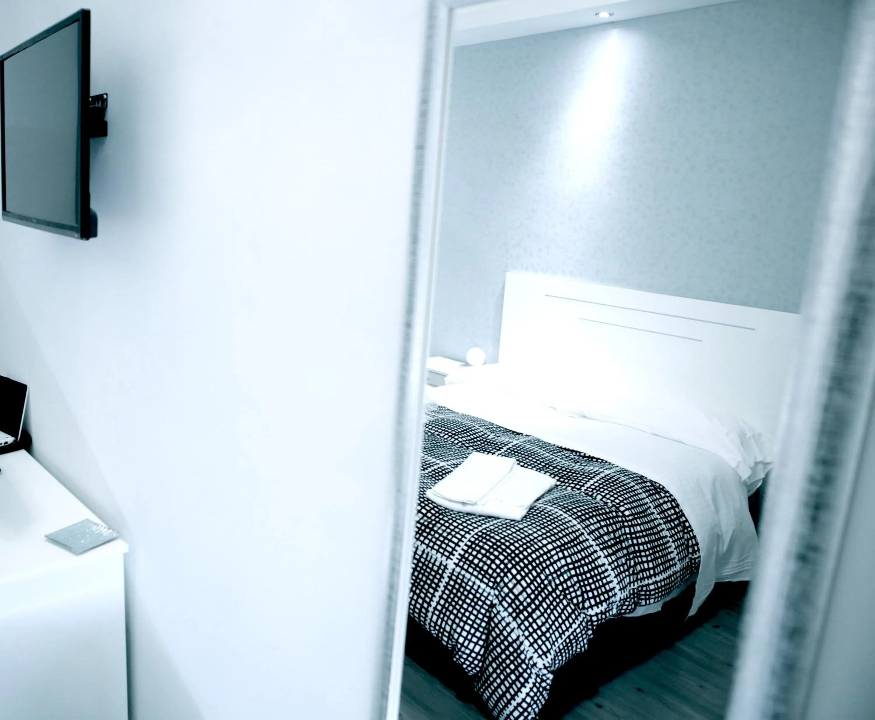 Bedroom, Bed in Arts & Rooms