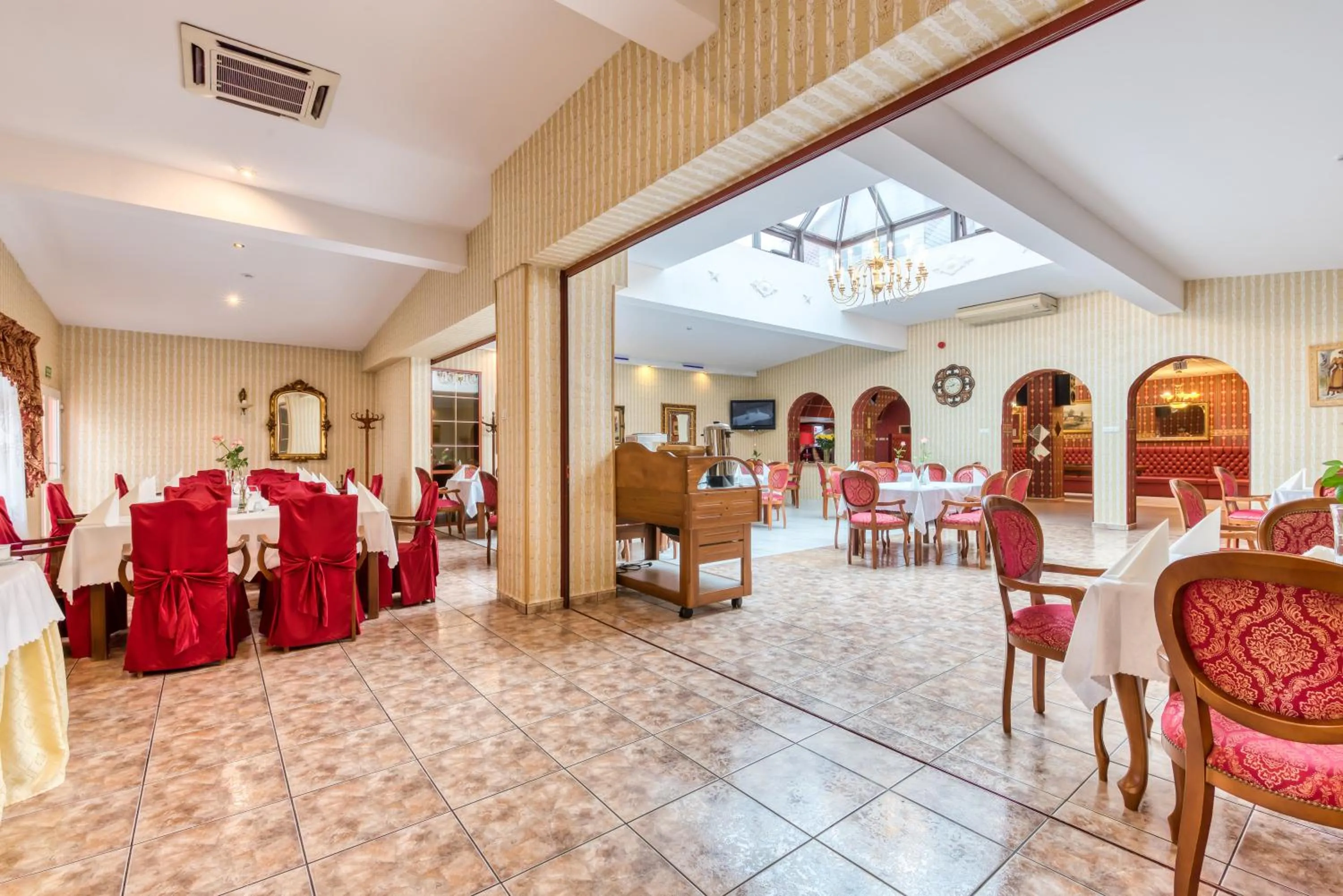 Restaurant/places to eat in Hotel Gracja