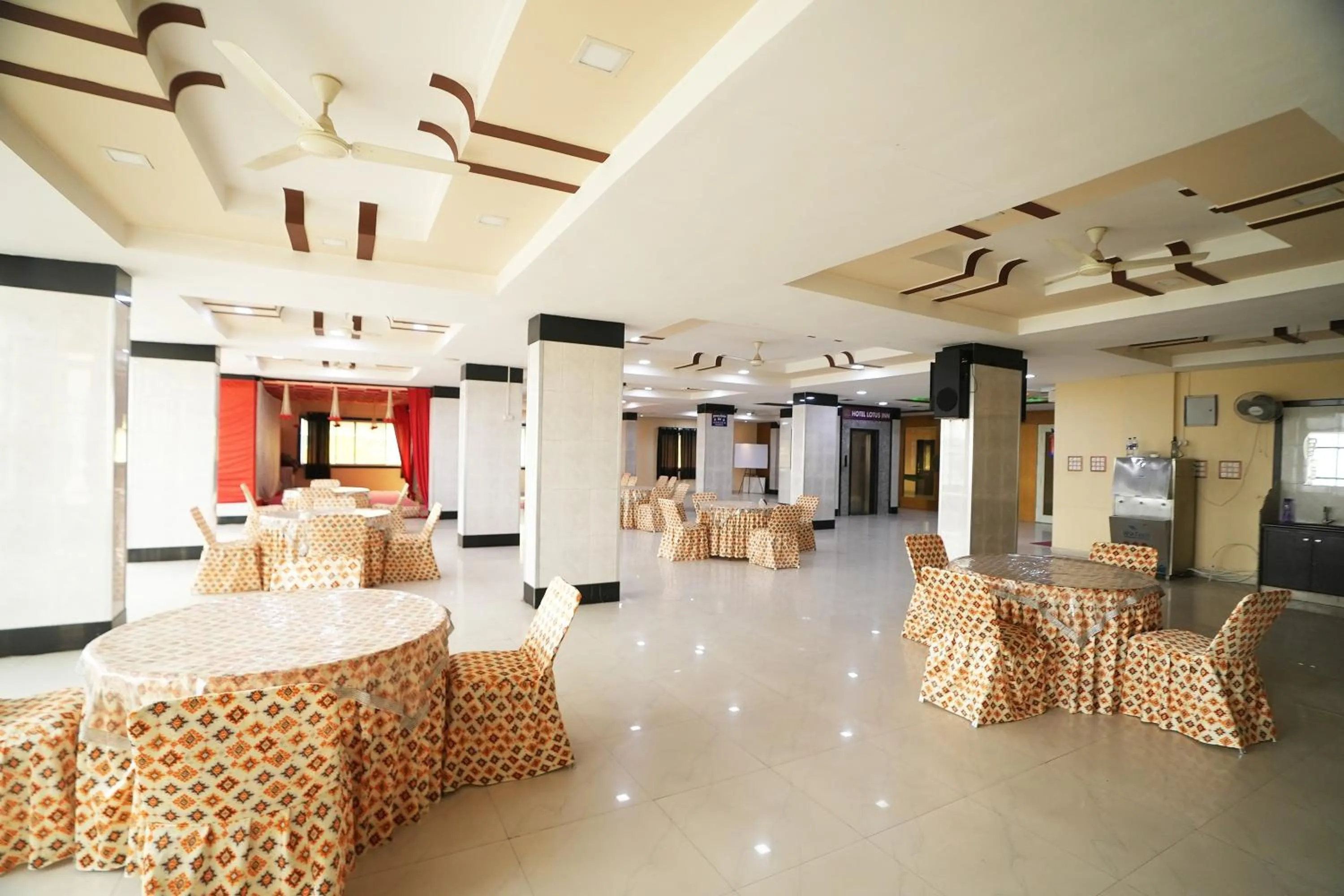 Restaurant/places to eat in Hotel Lotus Inn near Udaipur City Railway Station