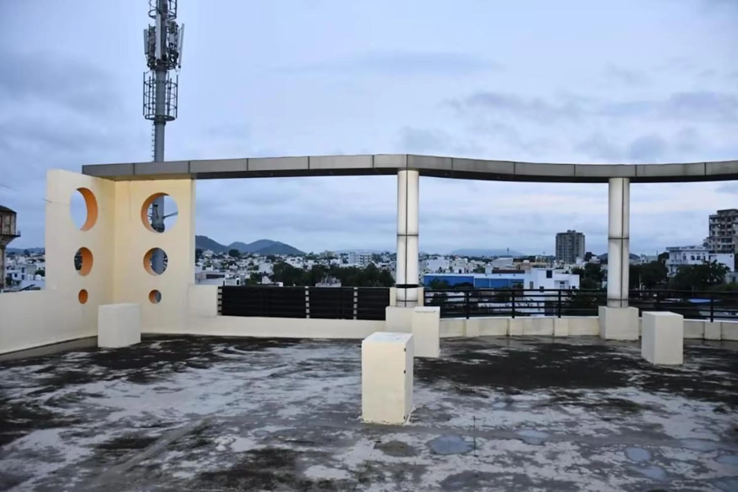 Area and facilities in Hotel Lotus Inn near Udaipur City Railway Station