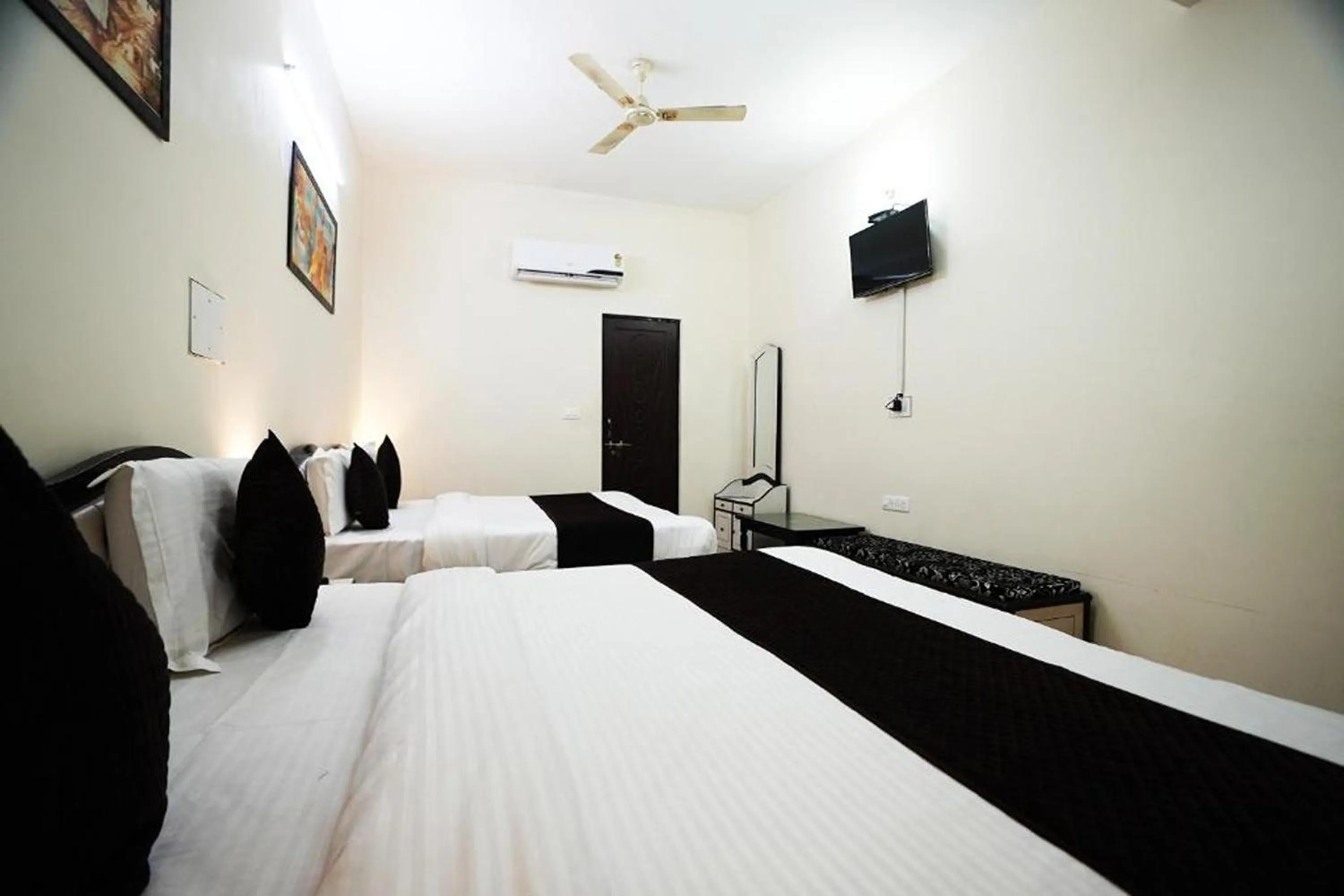 Bedroom, Bed in Hotel Lotus Inn near Udaipur City Railway Station