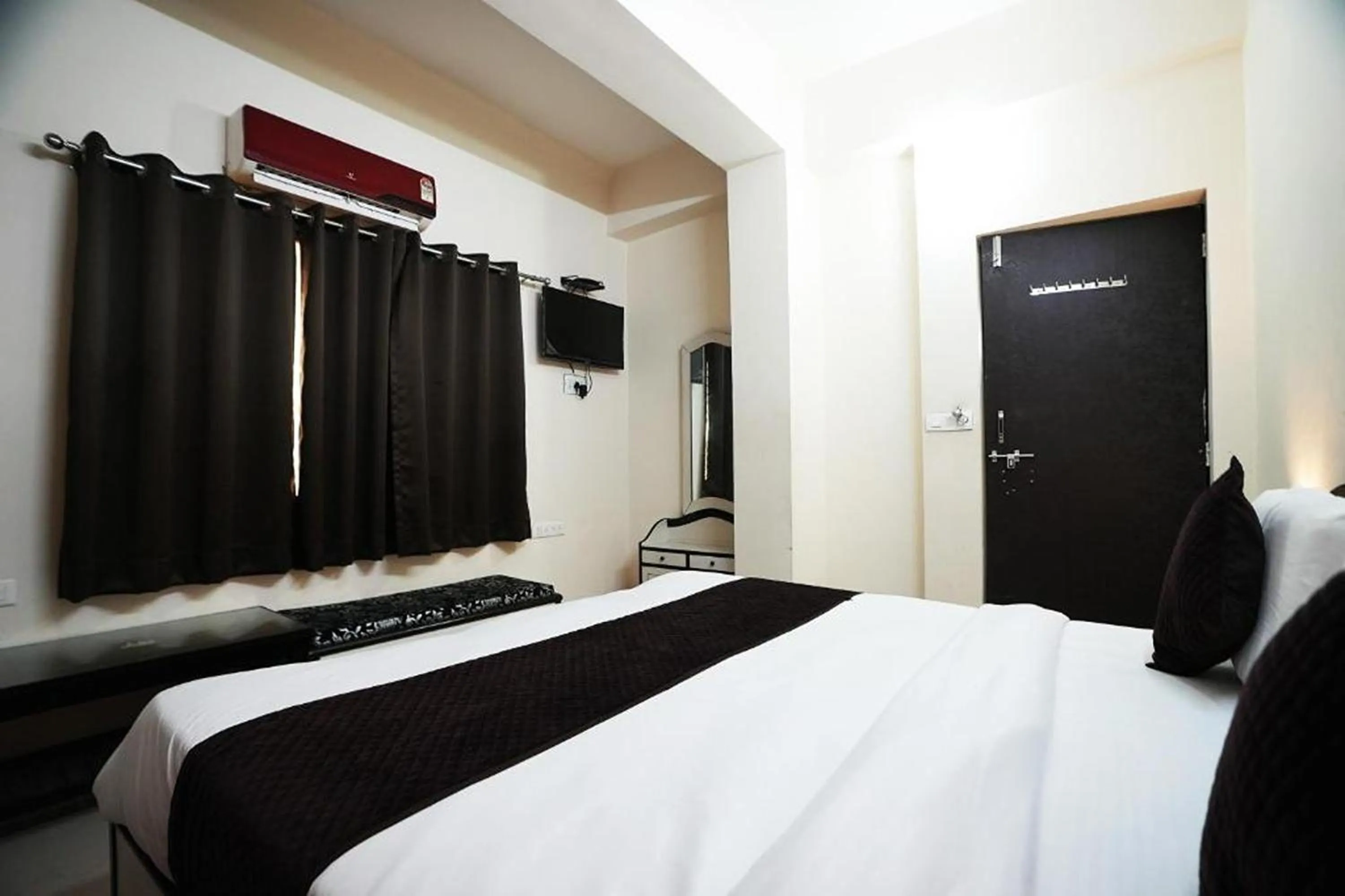 Bed in Hotel Lotus Inn near Udaipur City Railway Station