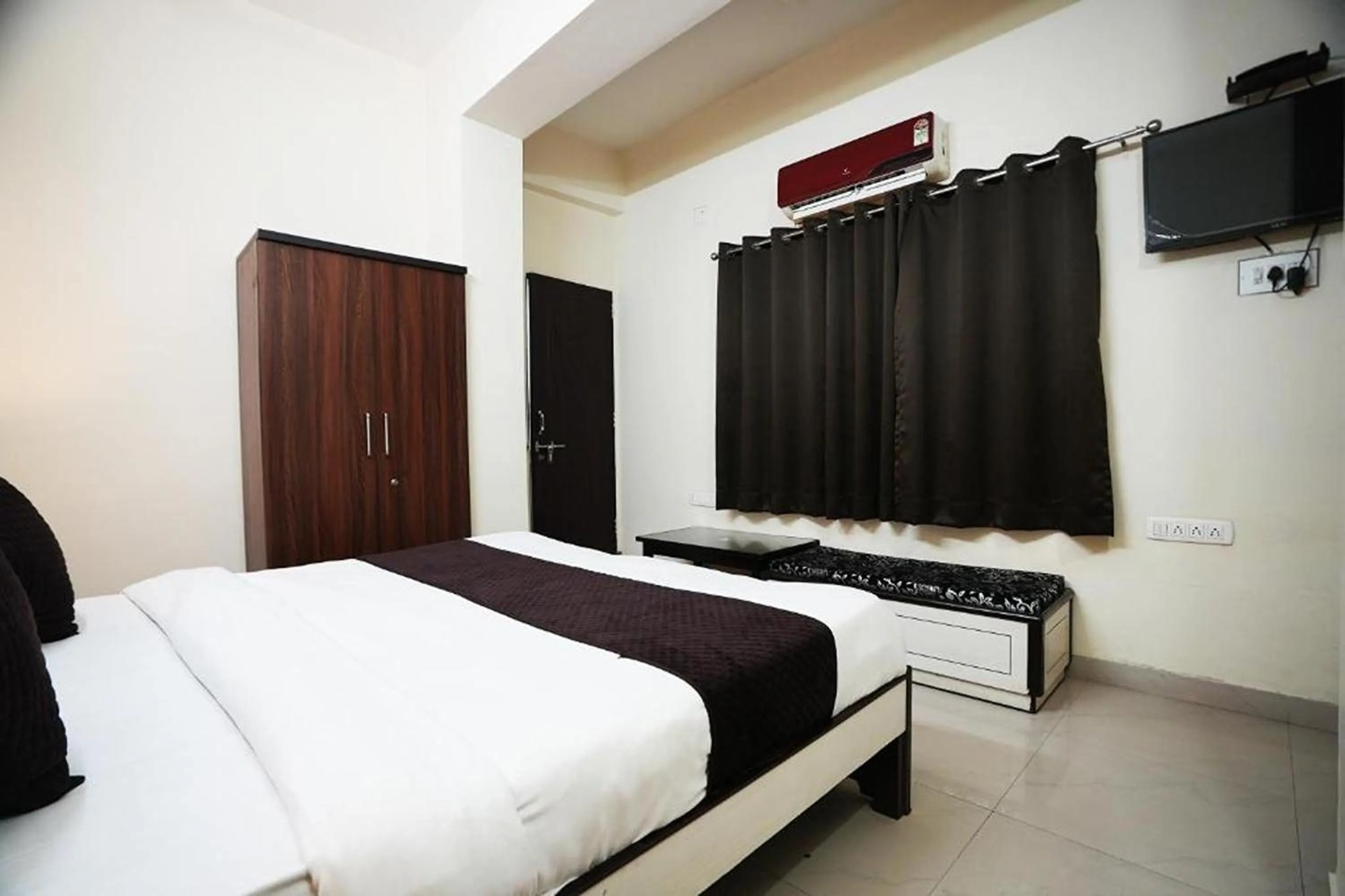 Bedroom, Bed in Hotel Lotus Inn near Udaipur City Railway Station