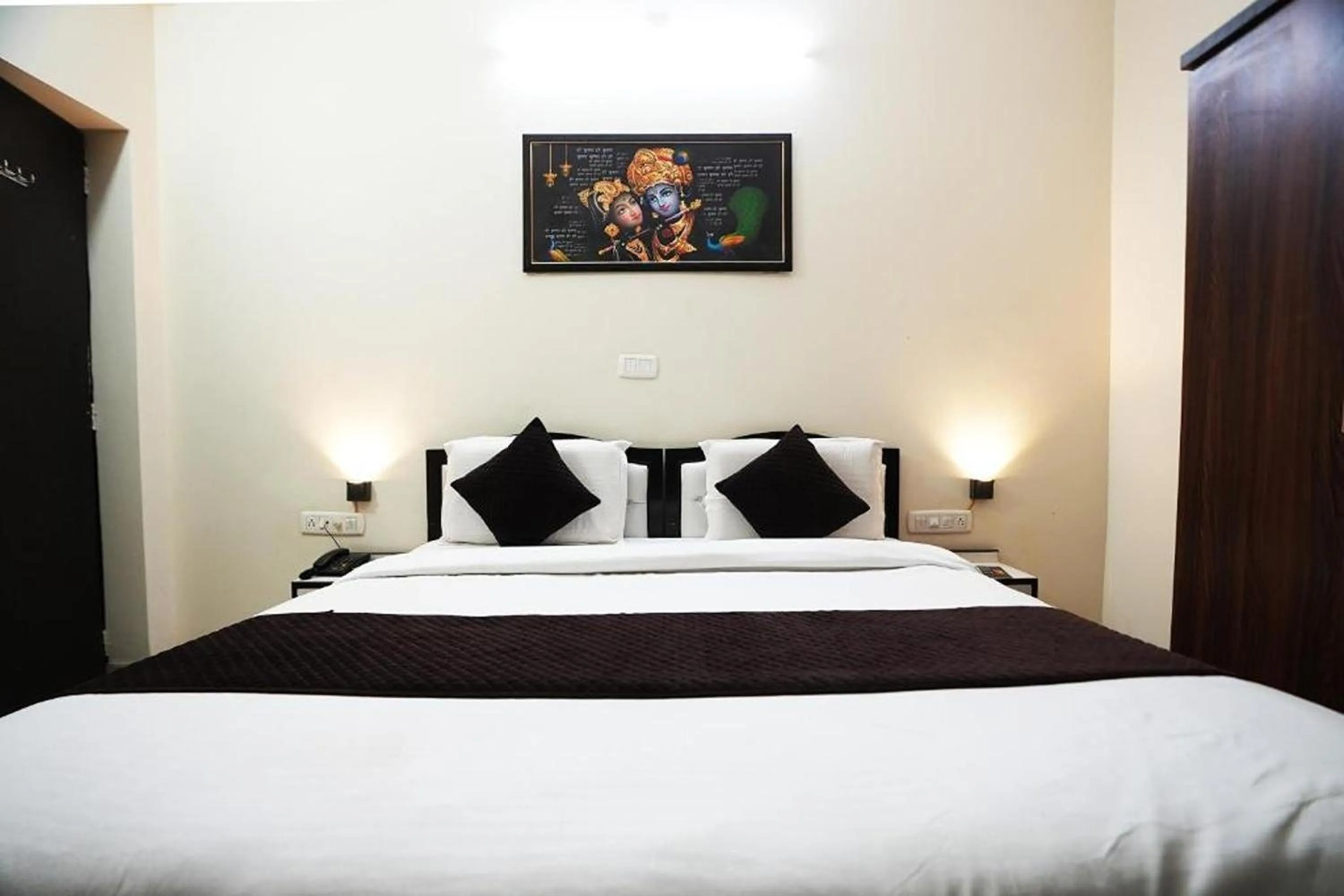 Bedroom, Bed in Hotel Lotus Inn near Udaipur City Railway Station