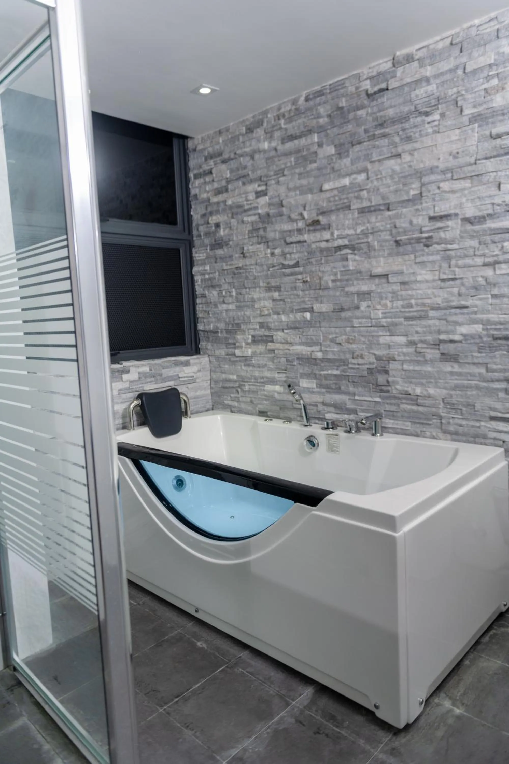 Hot Tub in Ari Grand Hotel & Spa