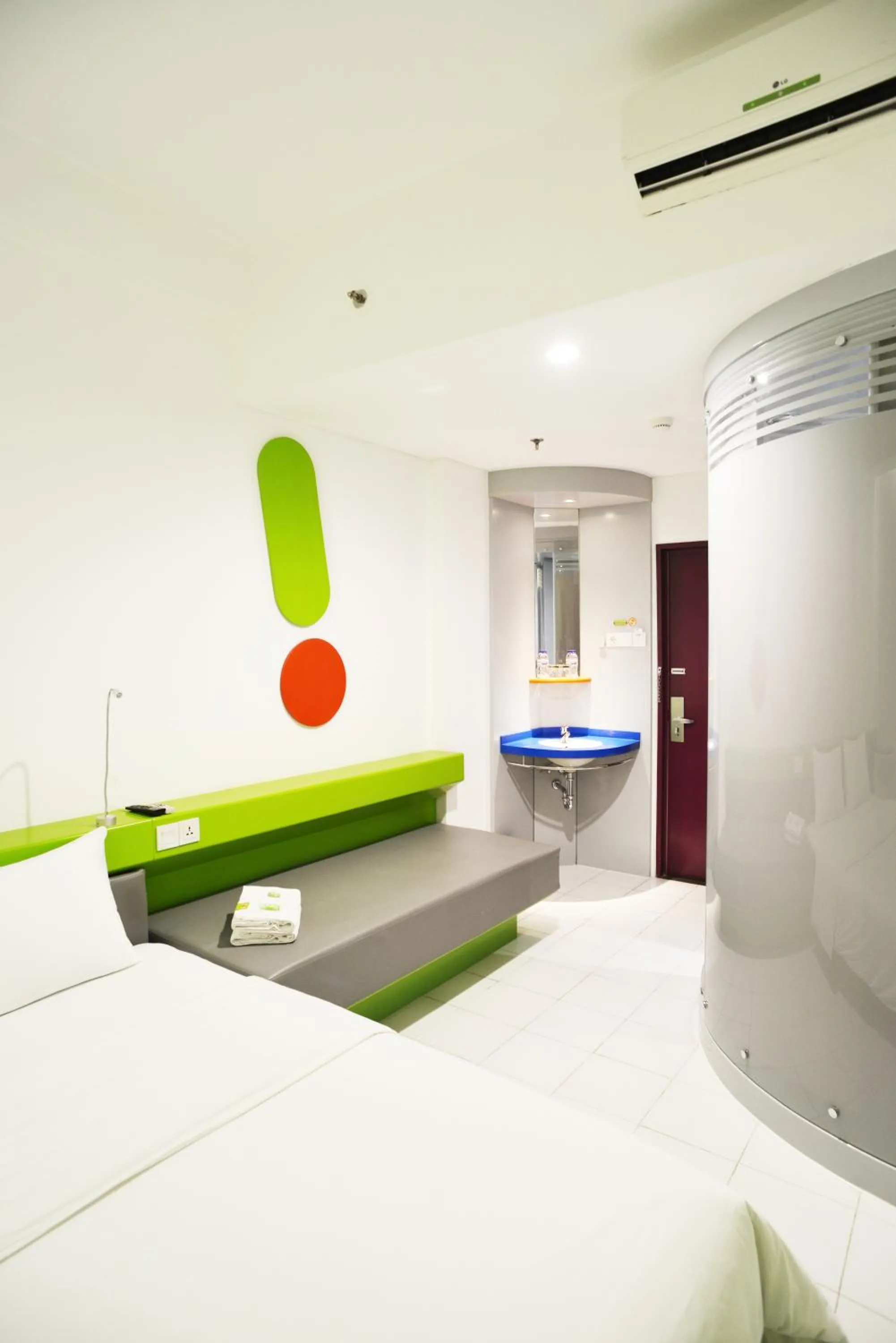 Photo of the whole room in POP! Hotel Kemang Jakarta