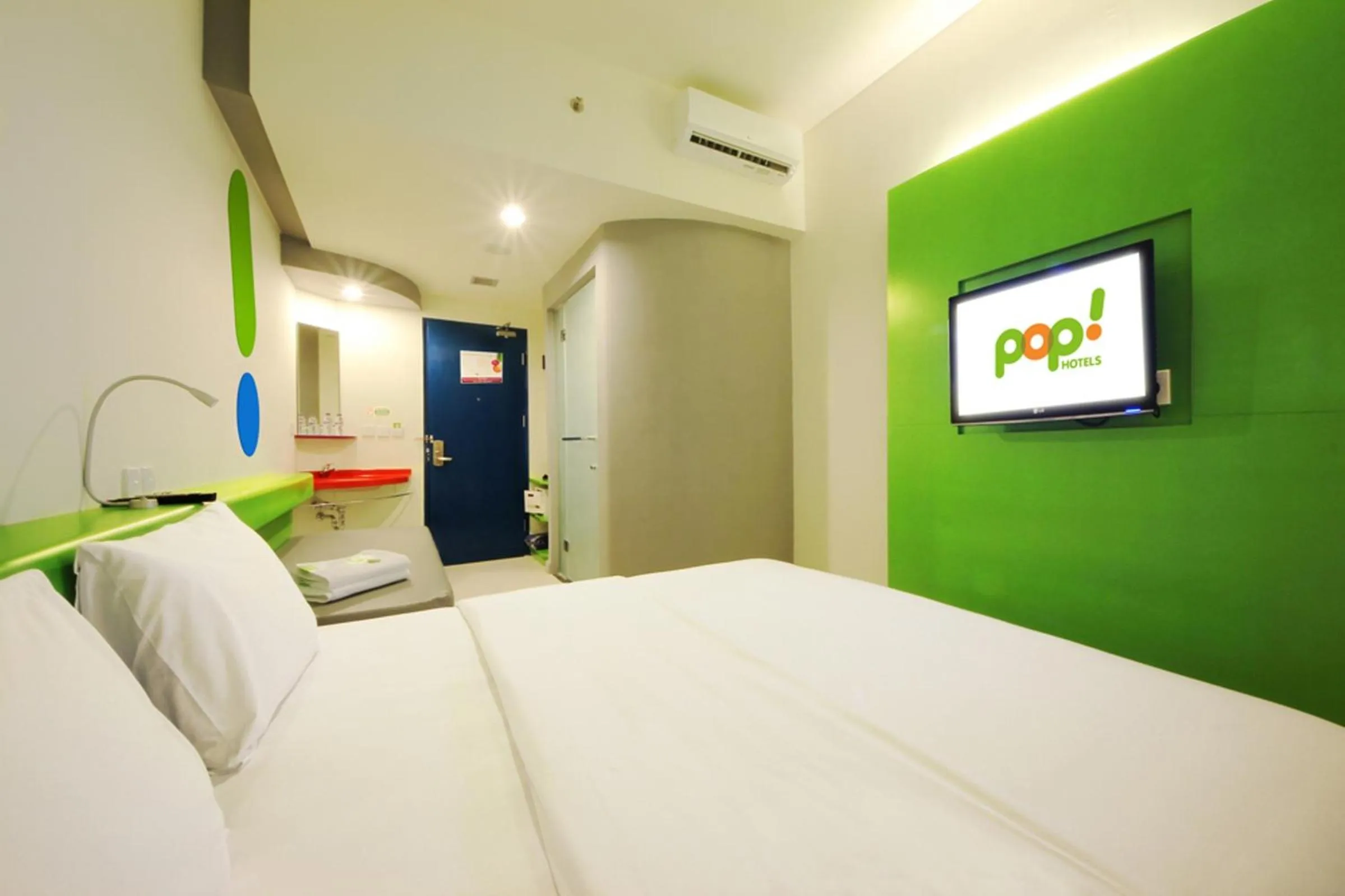 Bedroom, Bed in POP! Hotel Kemang Jakarta