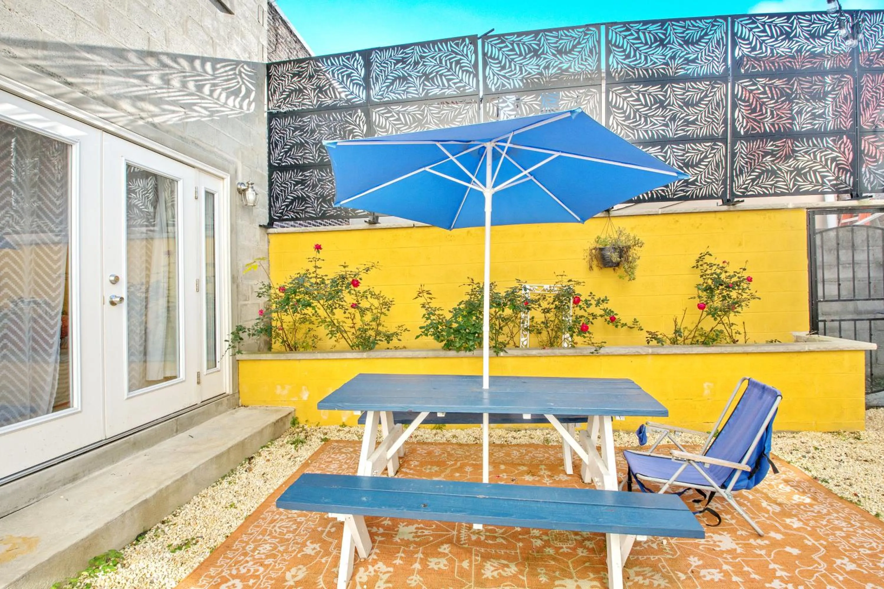 Patio in Spacious Oasis - Parking, Private Patio & Roofdeck