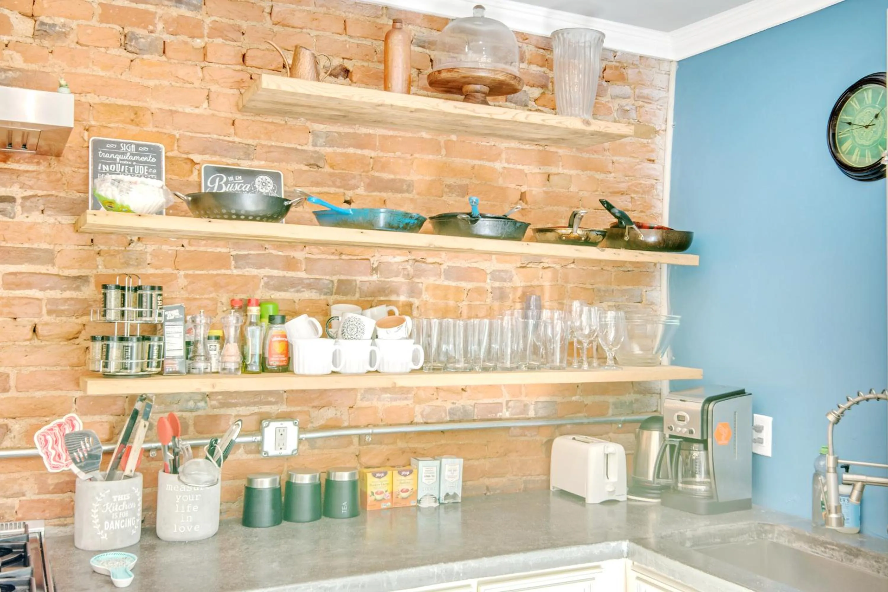 Kitchen or kitchenette in Spacious Oasis - Parking, Private Patio & Roofdeck