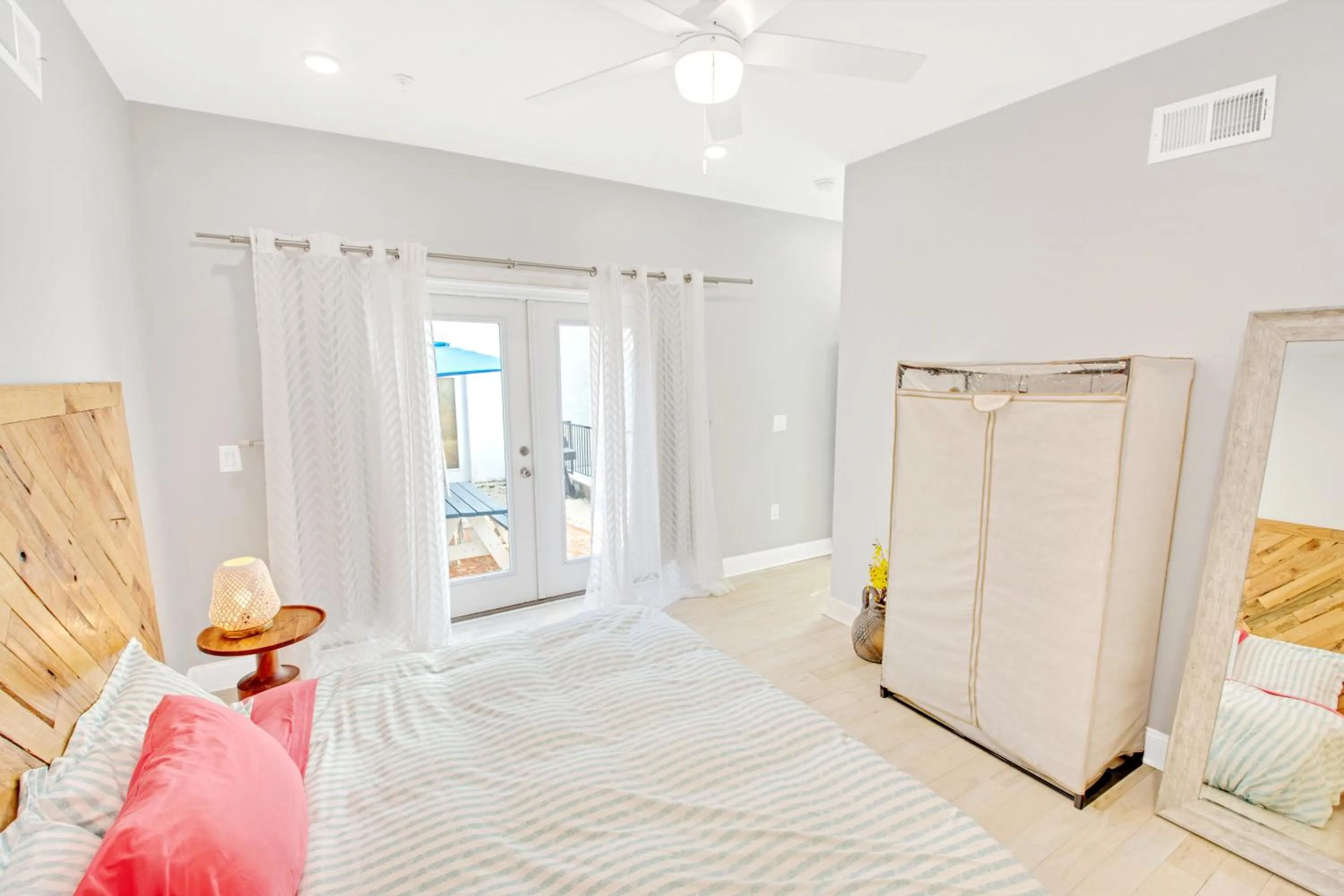 Bed in Spacious Oasis - Parking, Private Patio & Roofdeck