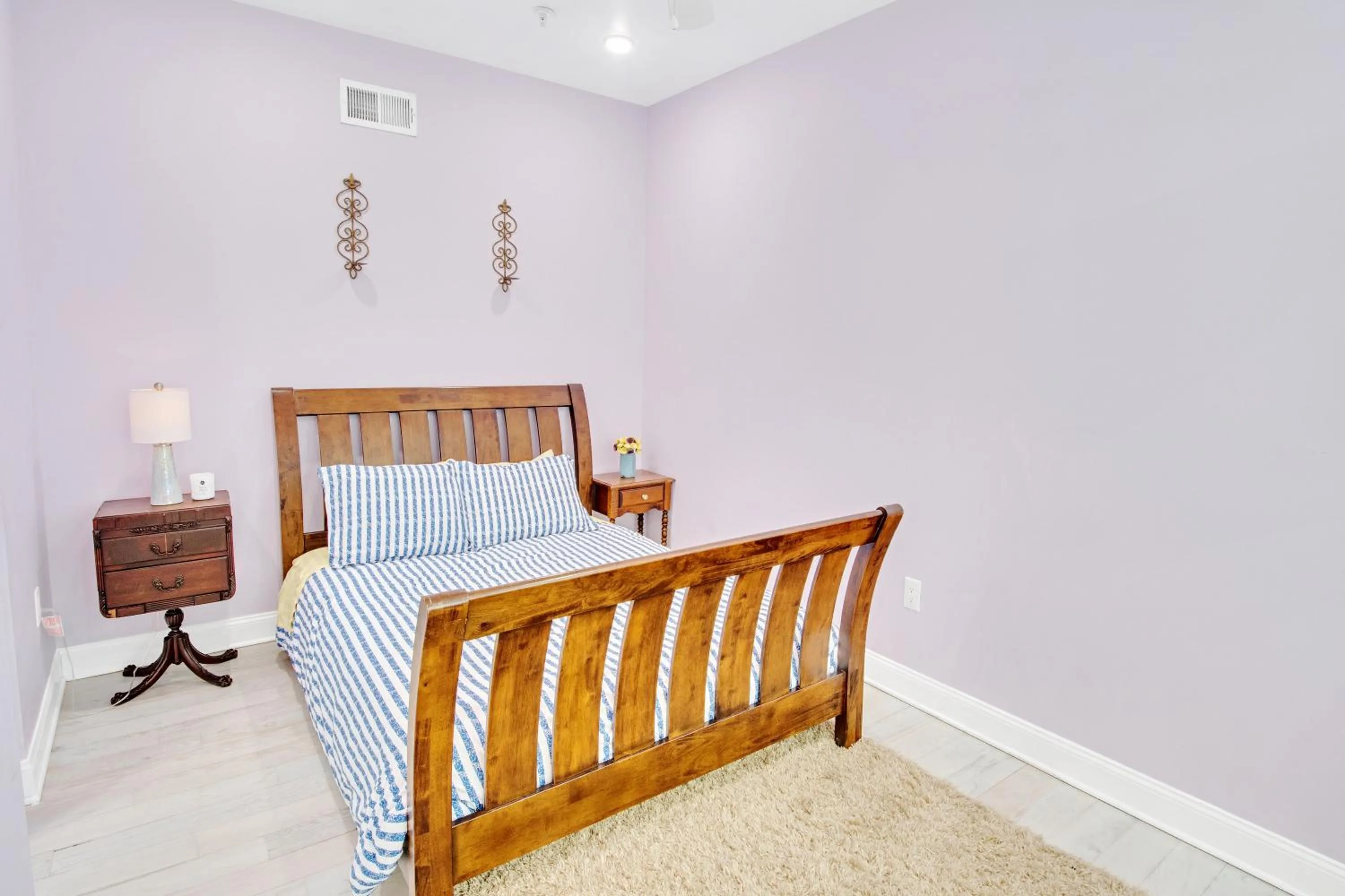 Bed in Spacious Oasis - Parking, Private Patio & Roofdeck