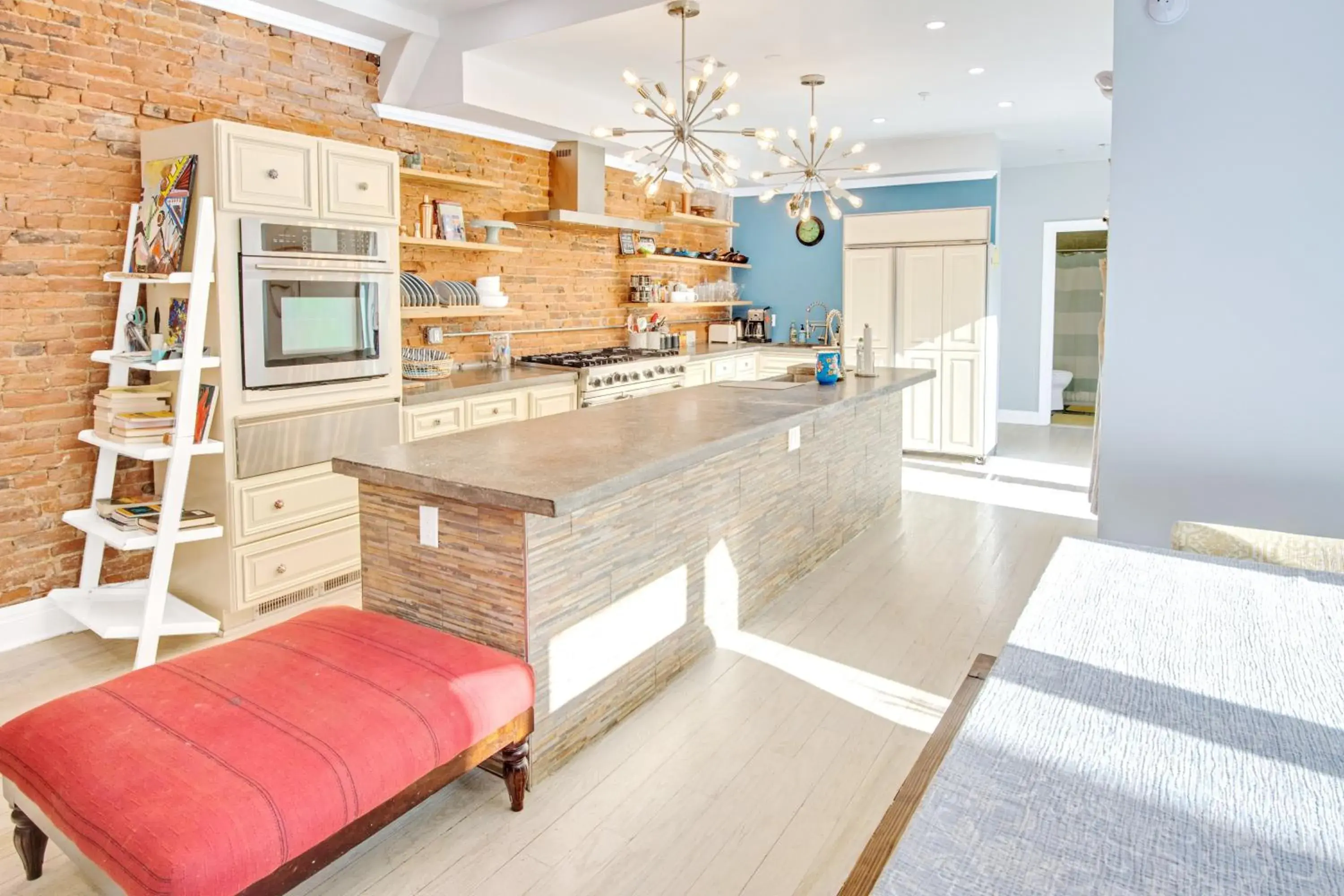 Spacious Oasis - Parking, Private Patio & Roofdeck Spacious Oasis - Parking, Private Patio & Roofdeck