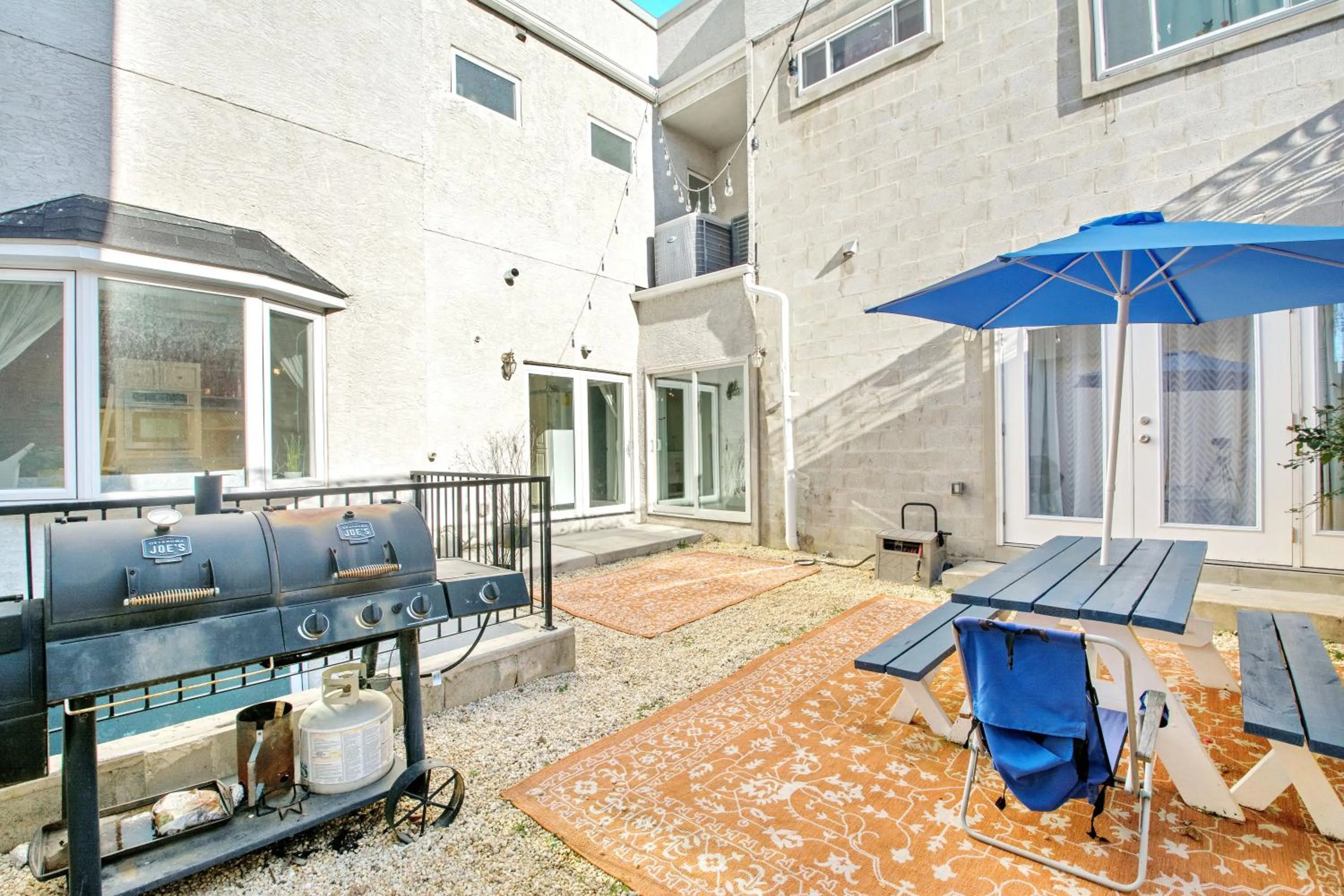Patio in Spacious Oasis - Parking, Private Patio & Roofdeck
