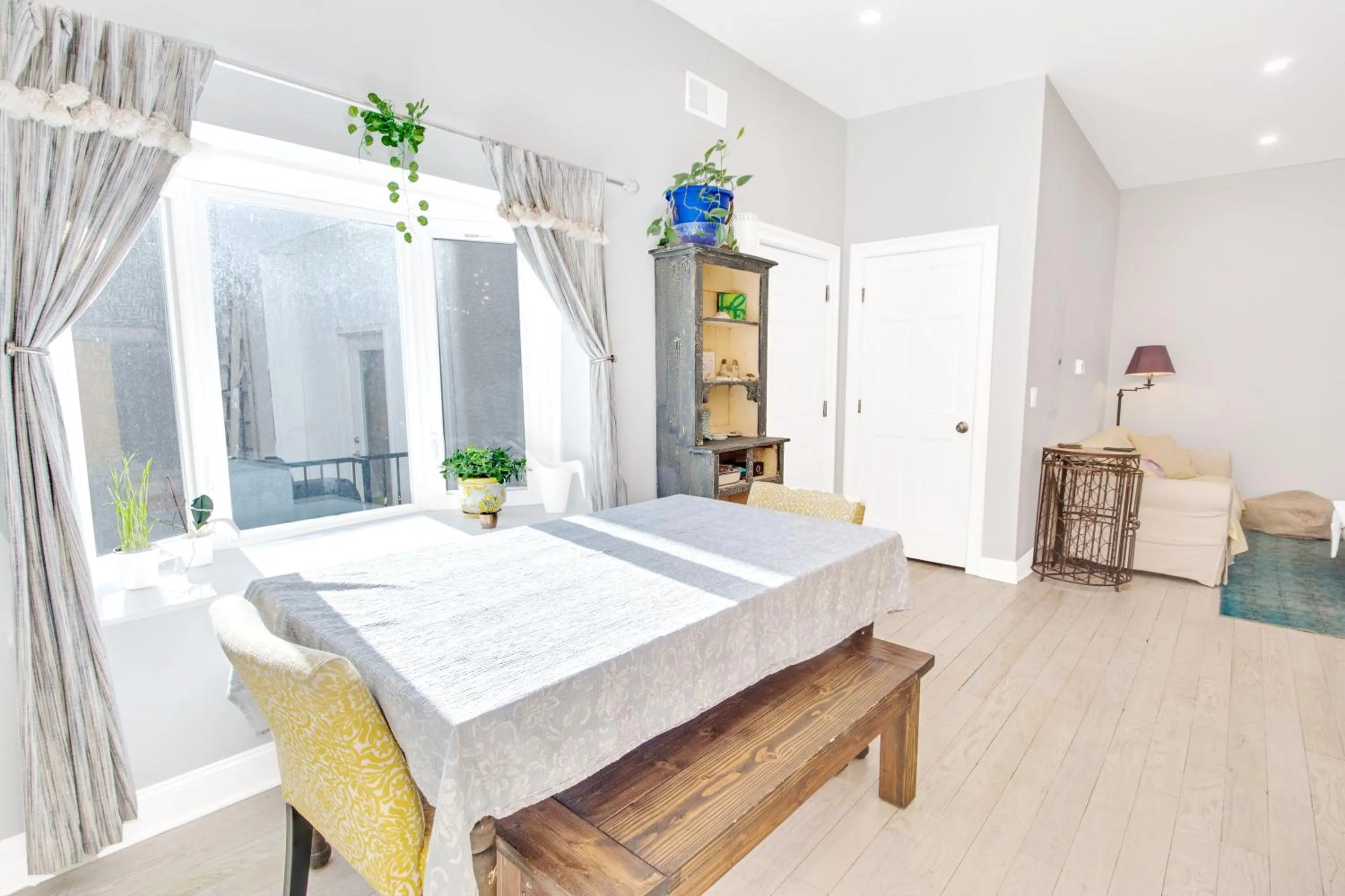 Seating area in Spacious Oasis - Parking, Private Patio & Roofdeck