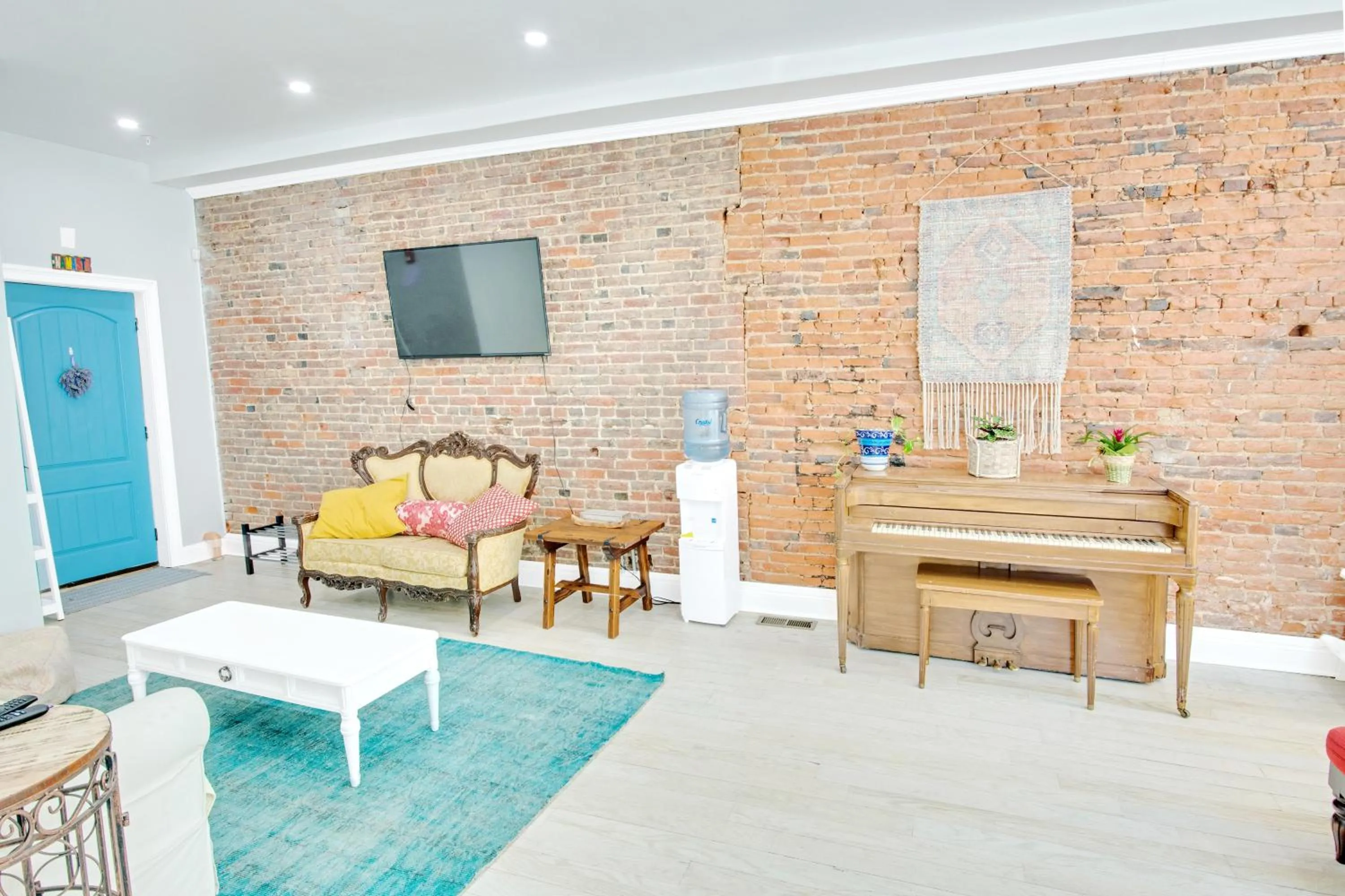 TV and multimedia in Spacious Oasis - Parking, Private Patio & Roofdeck