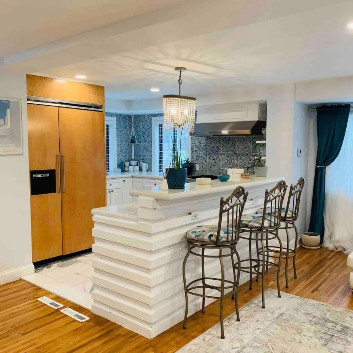 A Regal Retreat- Exclusive Parking, Prime Location