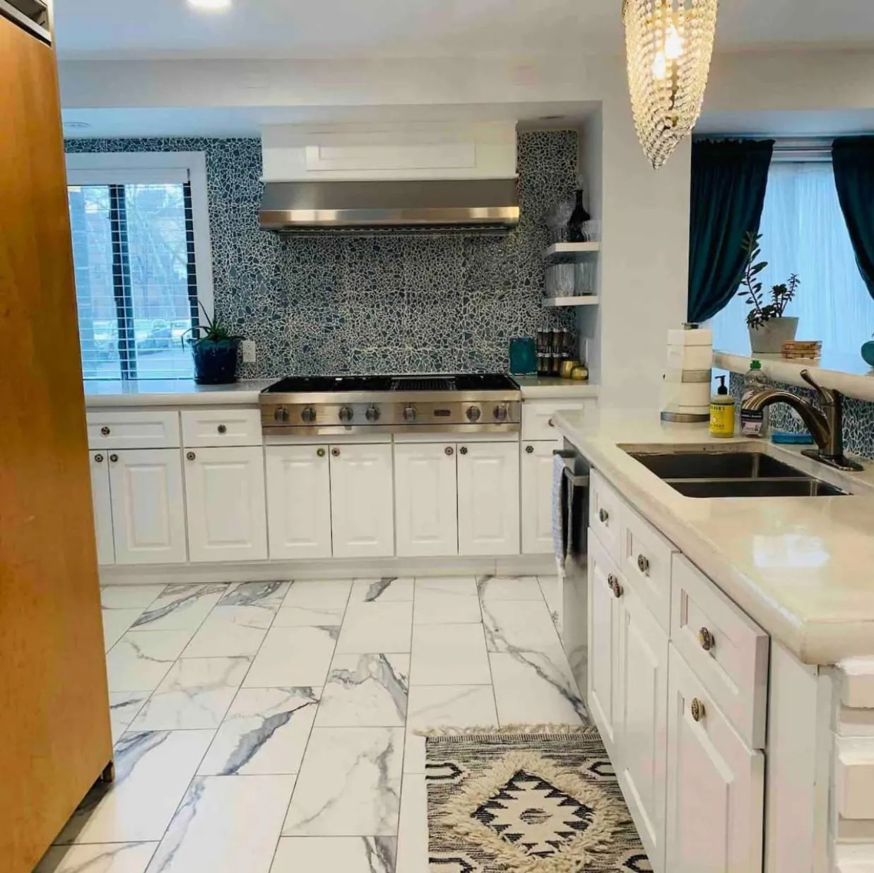 A Regal Retreat- Exclusive Parking, Prime Location