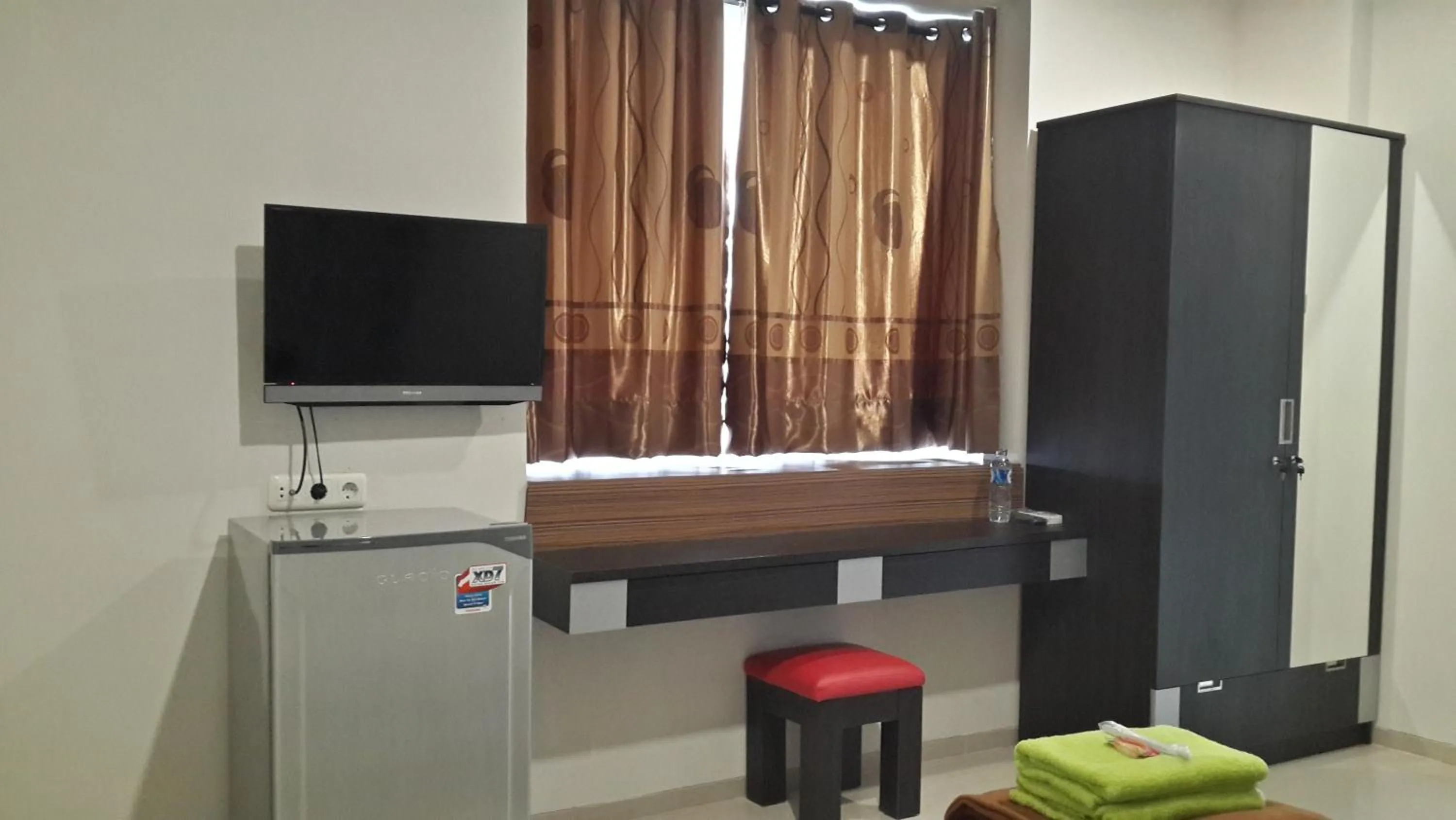 Photo of the whole room, TV/Entertainment Center in iHome Residence