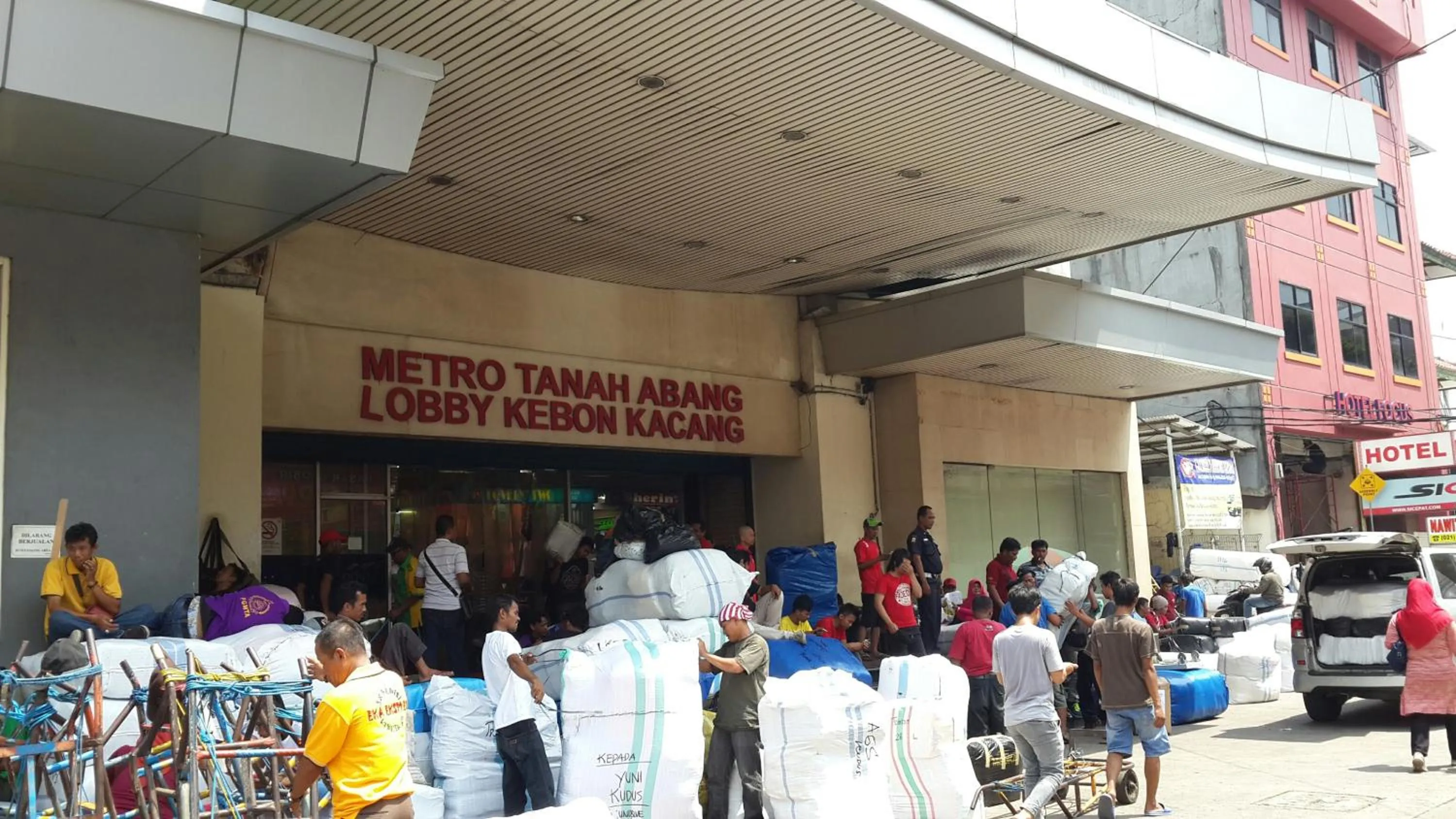 Facade/entrance, Restaurant/Places to Eat in iHome Residence