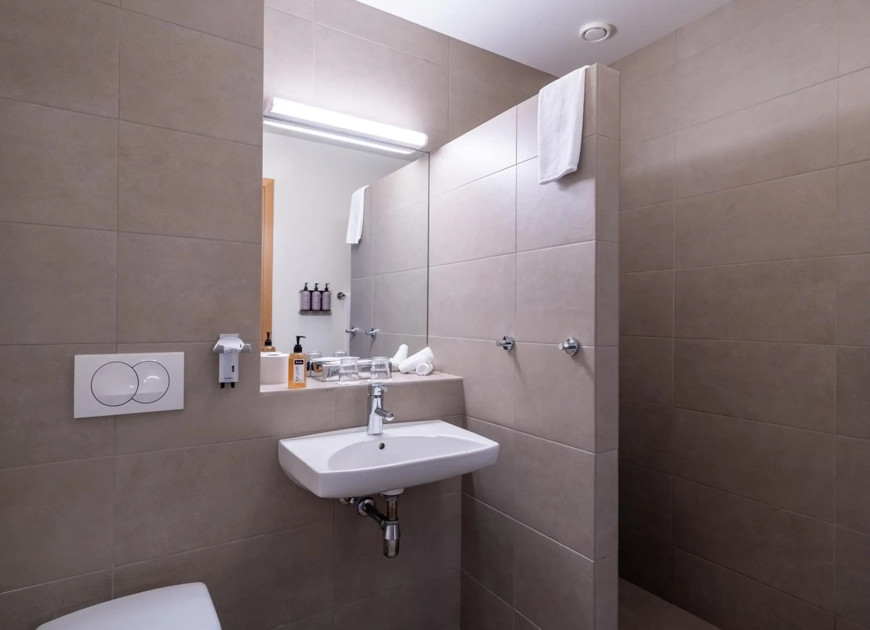 Twin Room in Gistihúsið - Lake Hotel Egilsstadir Twin Room in Gistihúsið - Lake Hotel Egilsstadir