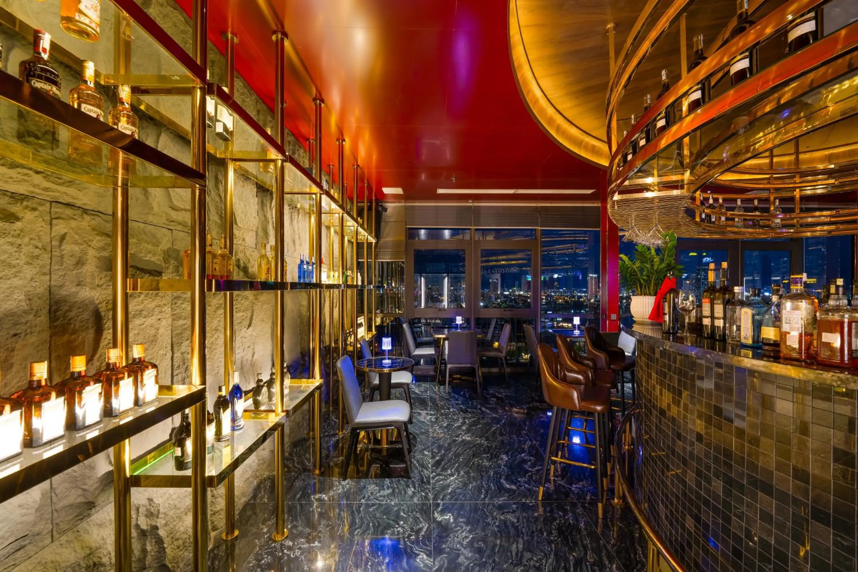 Lounge or bar in Golden Lotus Grand Da Nang - Panoramic Rooftop Bar & Daily Afternoon Tea