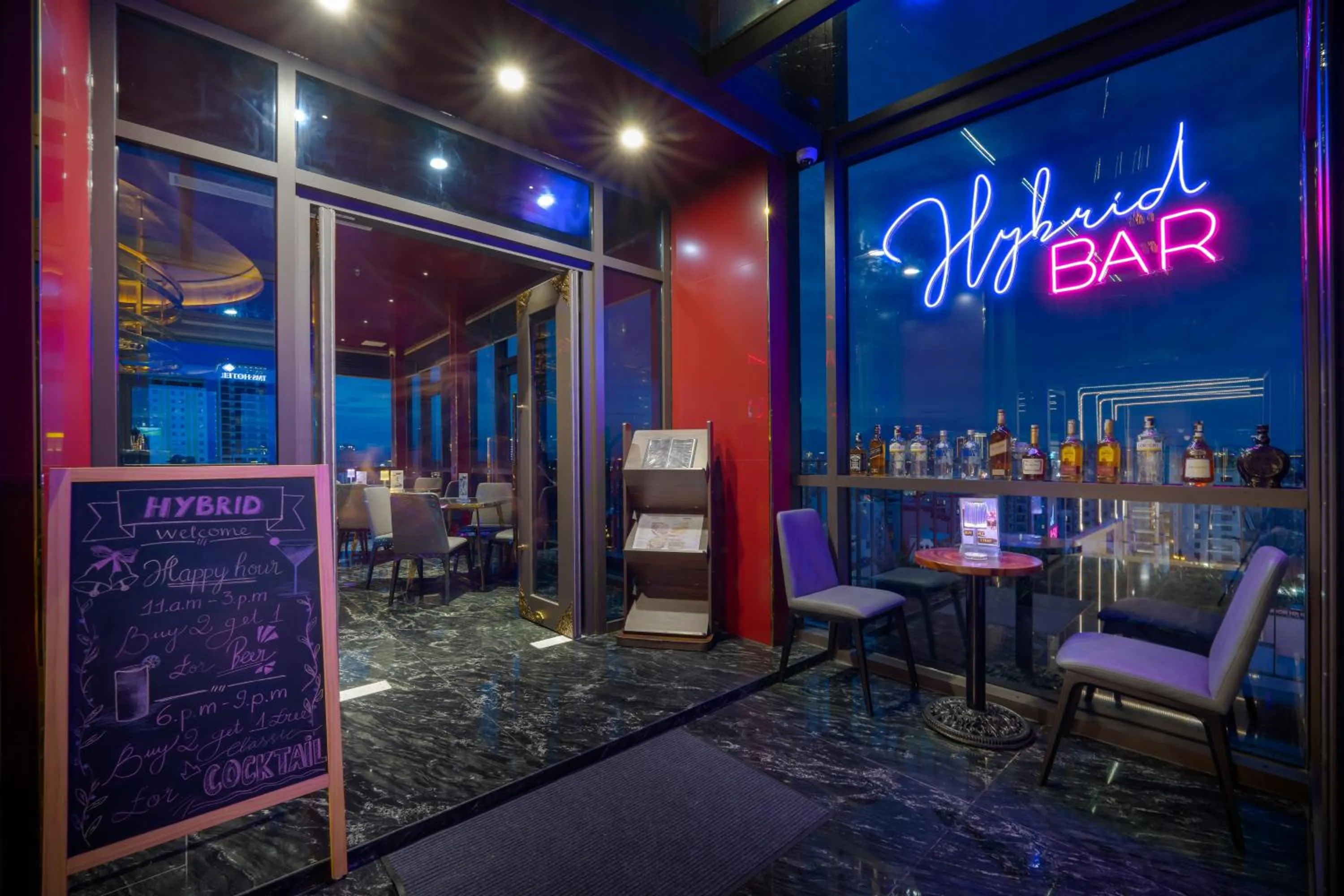 Lounge or bar in Golden Lotus Grand Da Nang - Panoramic Rooftop Bar & Daily Afternoon Tea