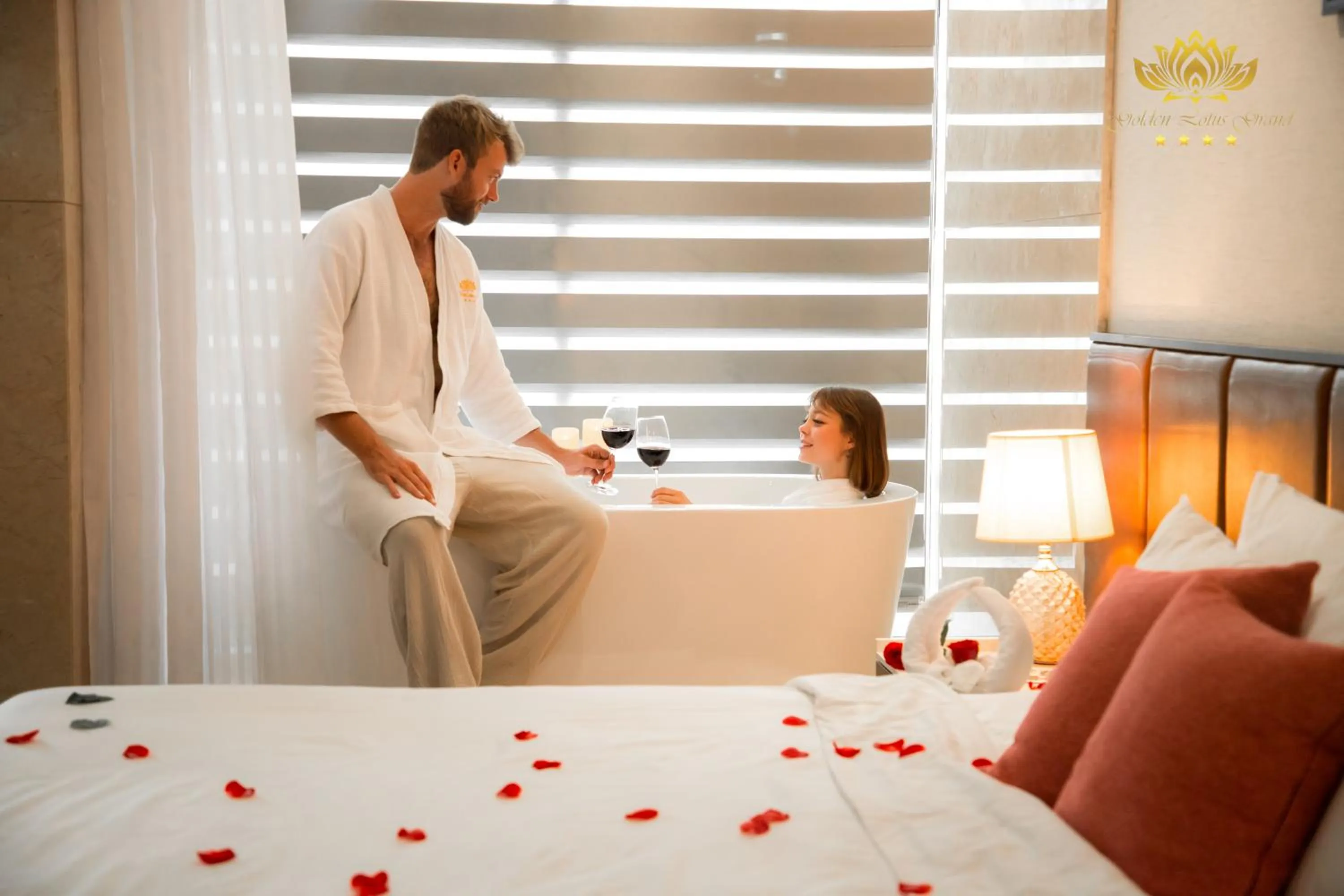 People, Bed in Golden Lotus Grand Da Nang - Panoramic Rooftop Bar & Daily Afternoon Tea