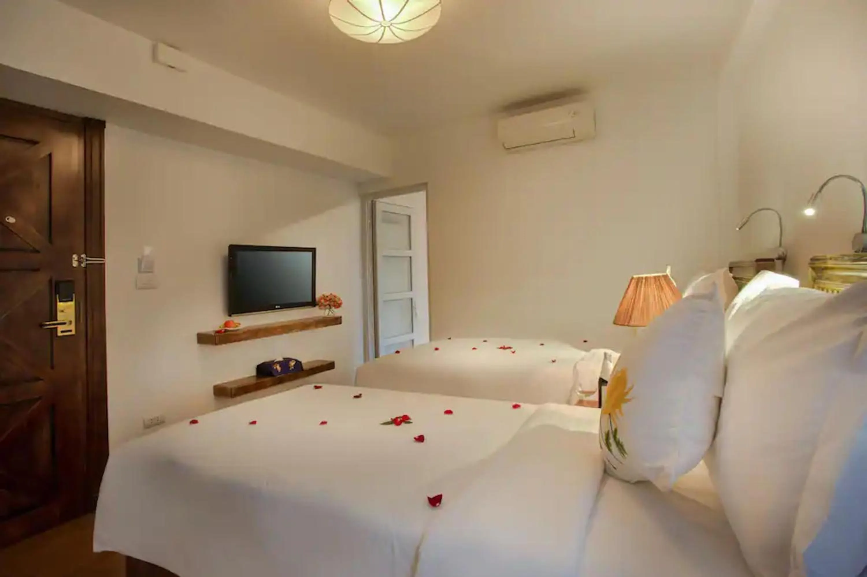 Communal lounge/ TV room, Bed in Free Airport Service Deals w Singita Classy Boutique Hotel & Travel