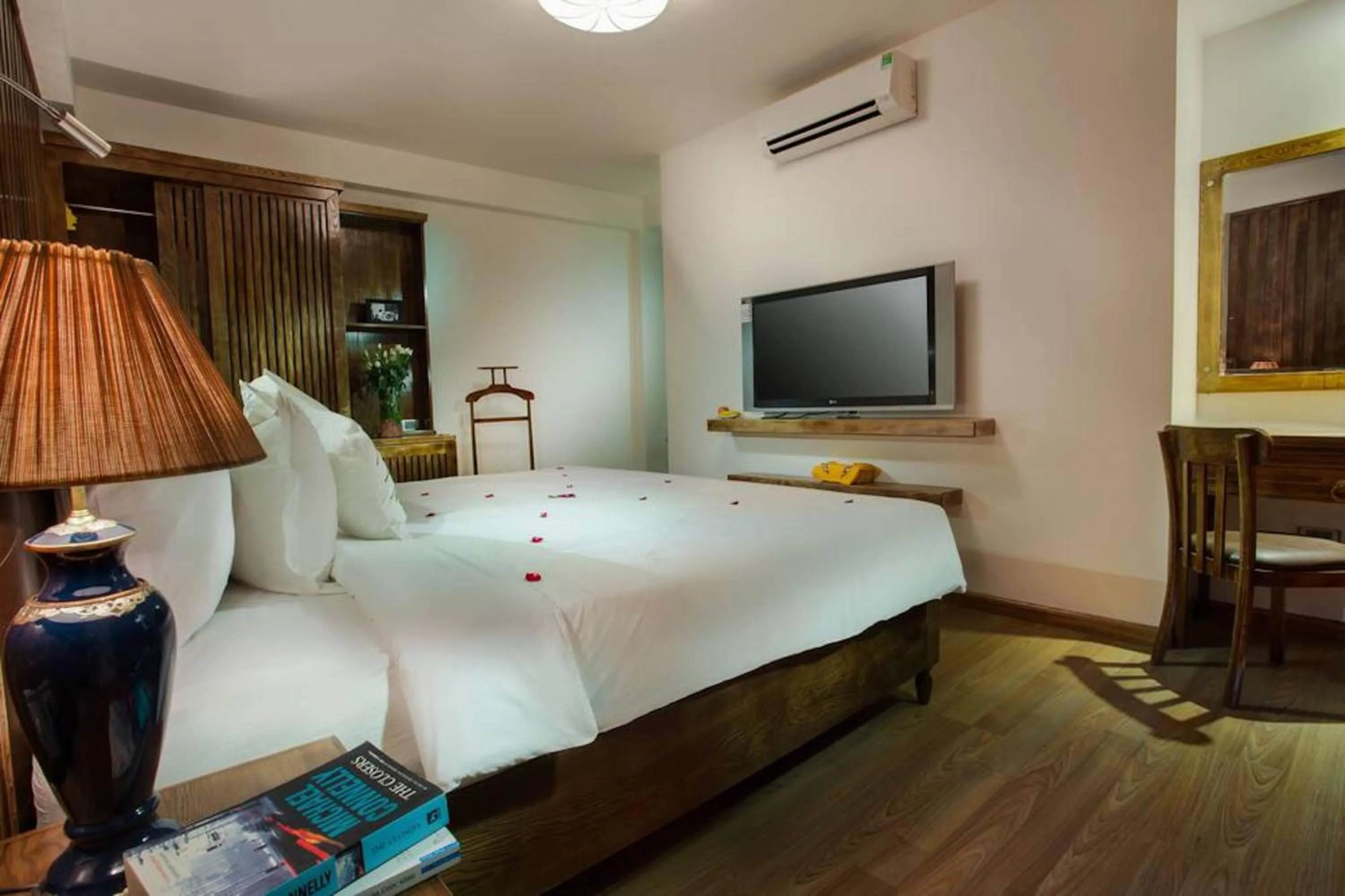 Bed in Free Airport Service Deals w Singita Classy Boutique Hotel & Travel