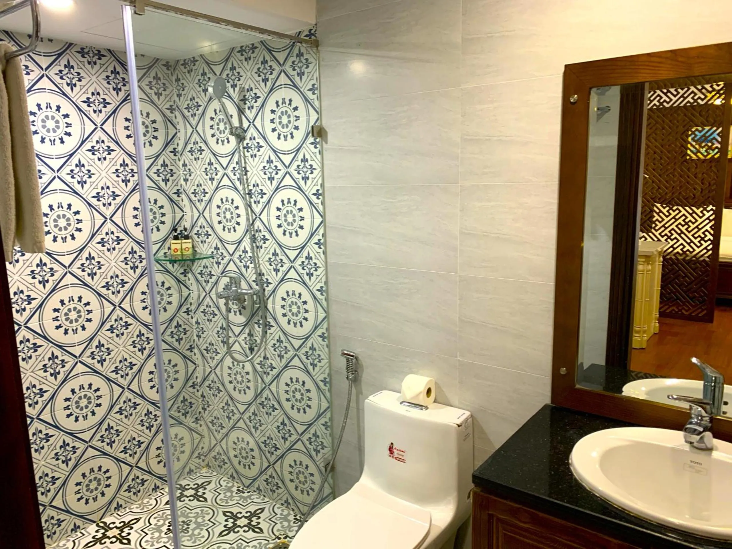 Shower in Free Airport Service Deals w Singita Classy Boutique Hotel & Travel