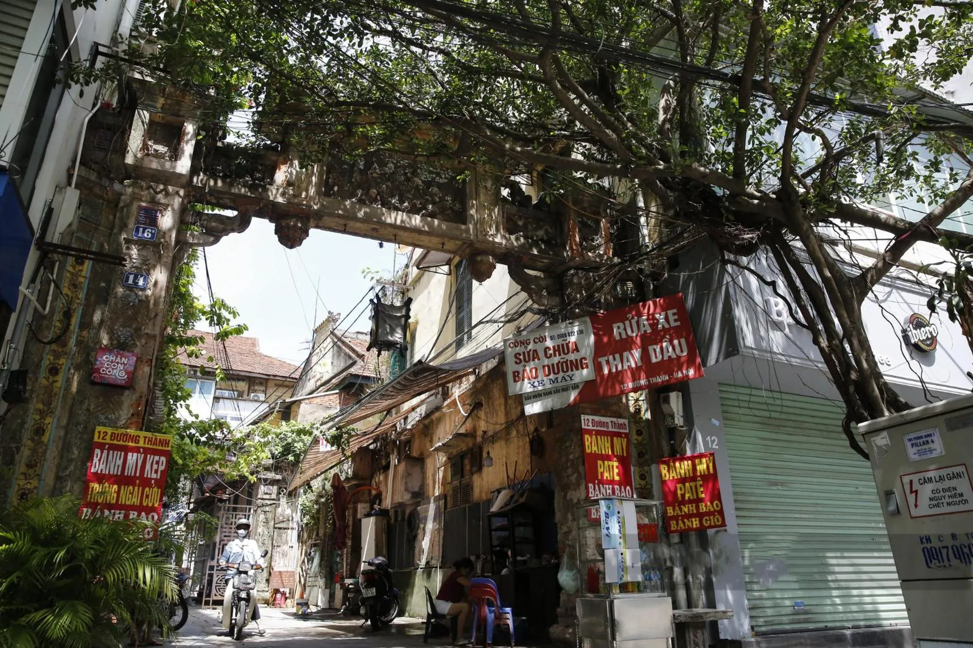 Property building in Free Airport Service Deals w Singita Classy Boutique Hotel & Travel