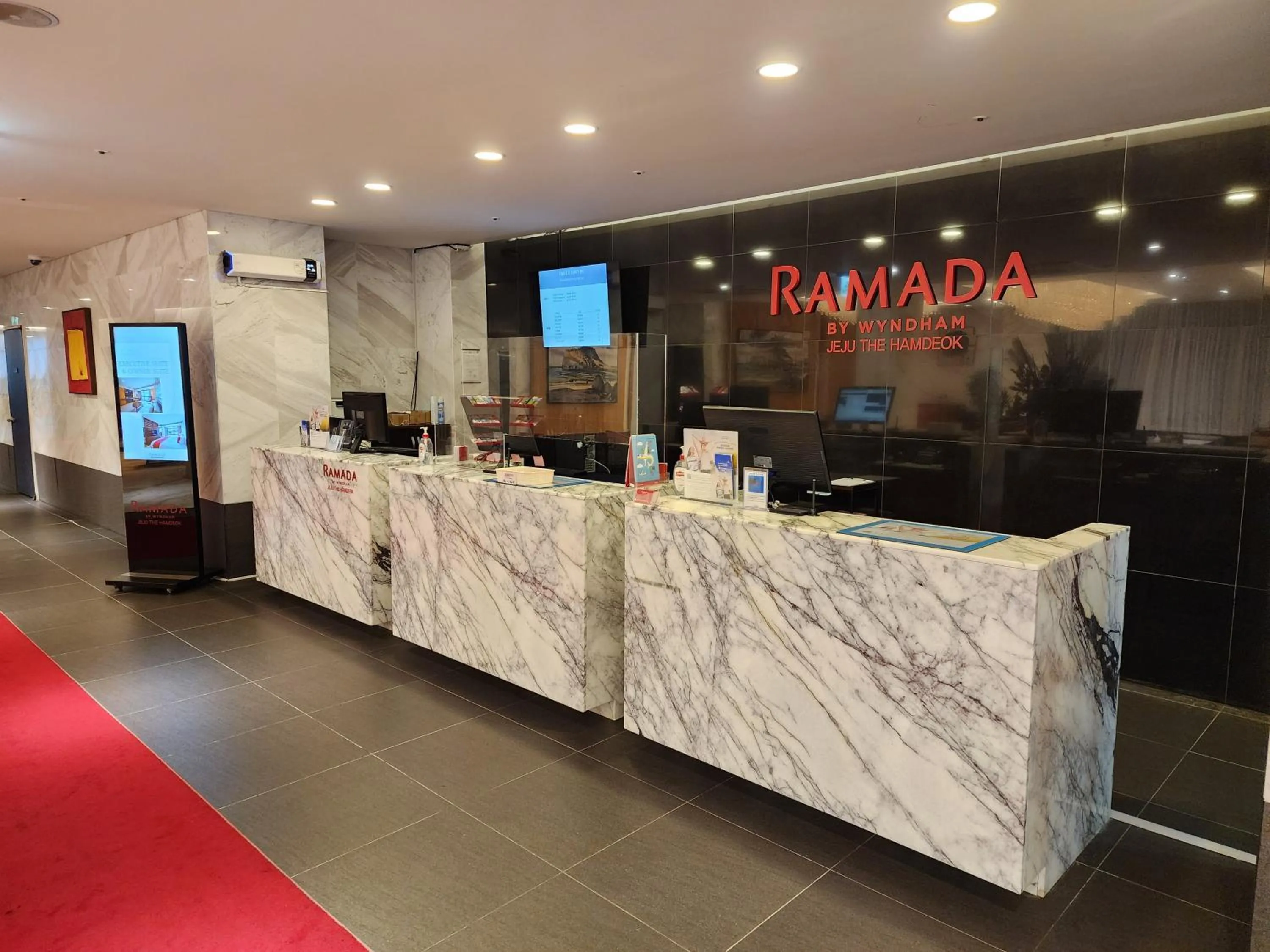 Lobby or reception in Ramada by Wyndham Jeju Hamdeok