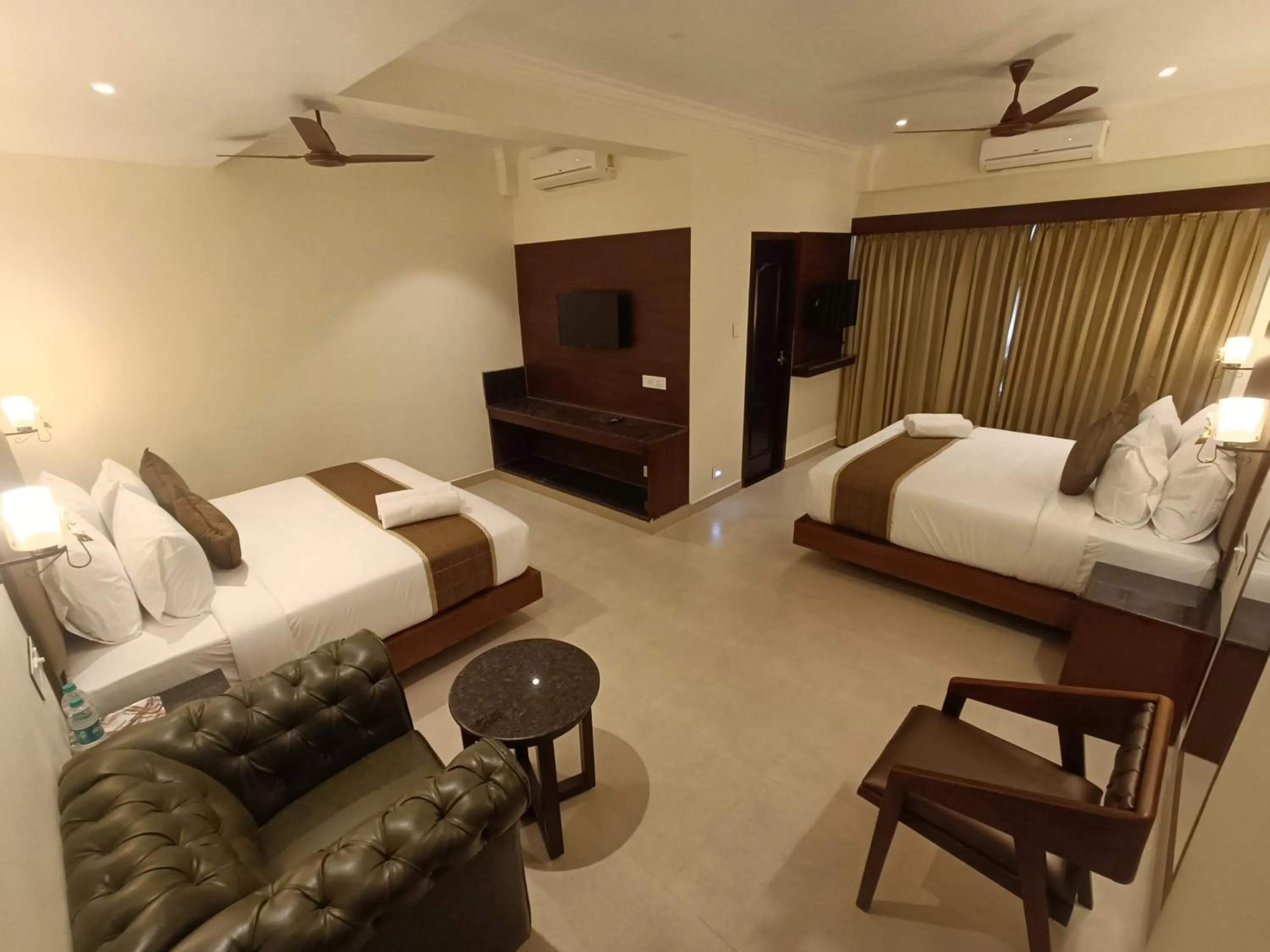 TV and multimedia, Bed in Hotel Comorin Grand