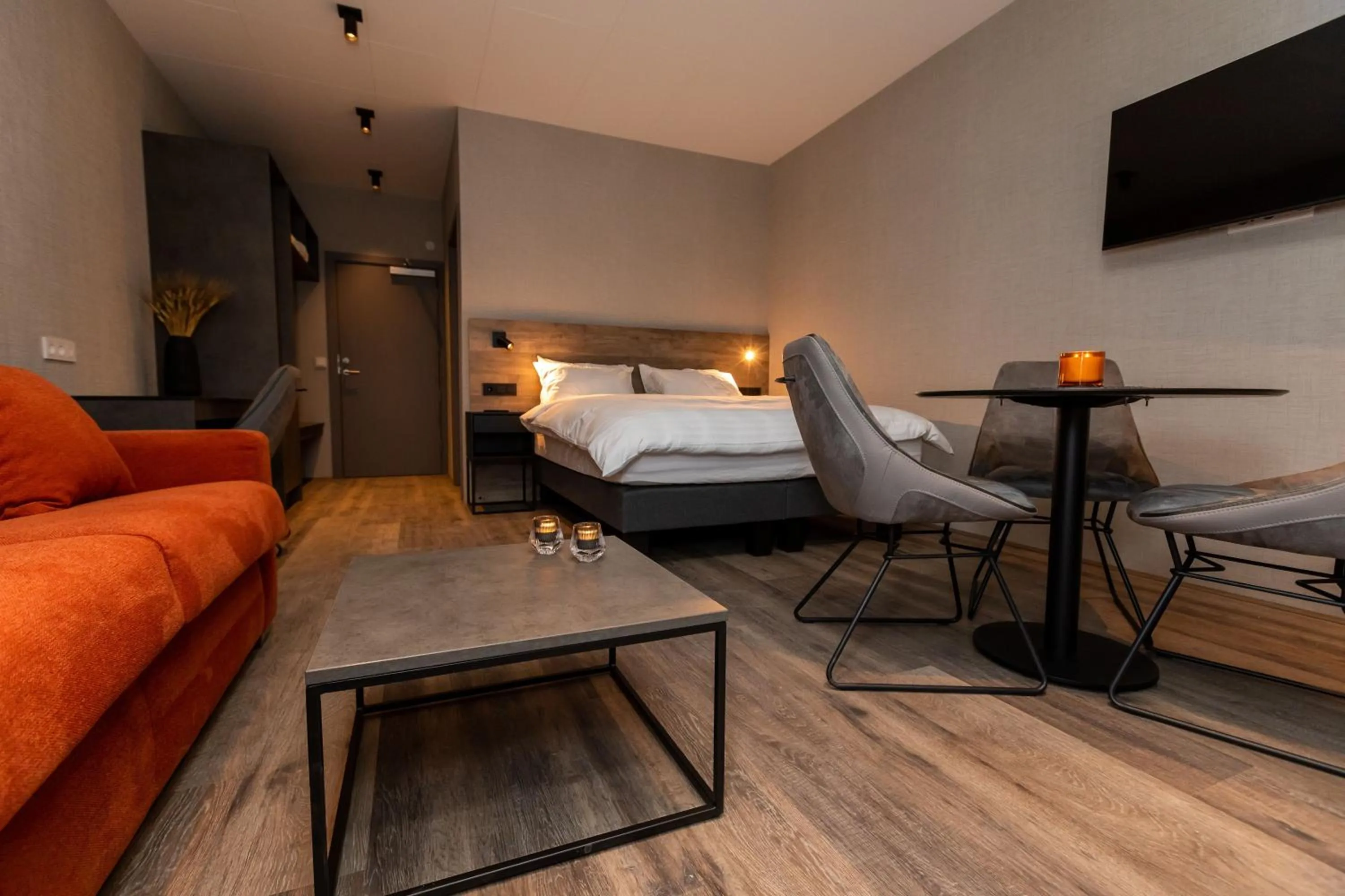 Communal lounge/ TV room, Bed in Hotel Halond