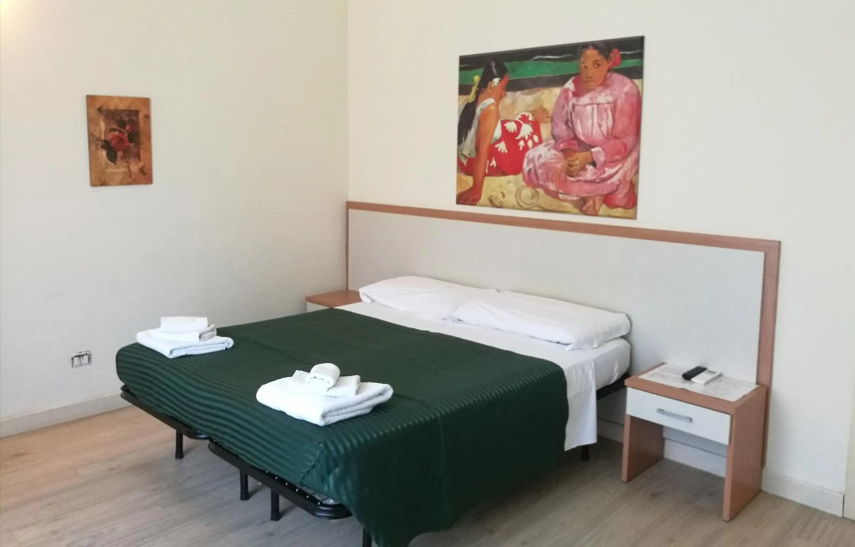 Photo of the whole room, Bed in Serendipity