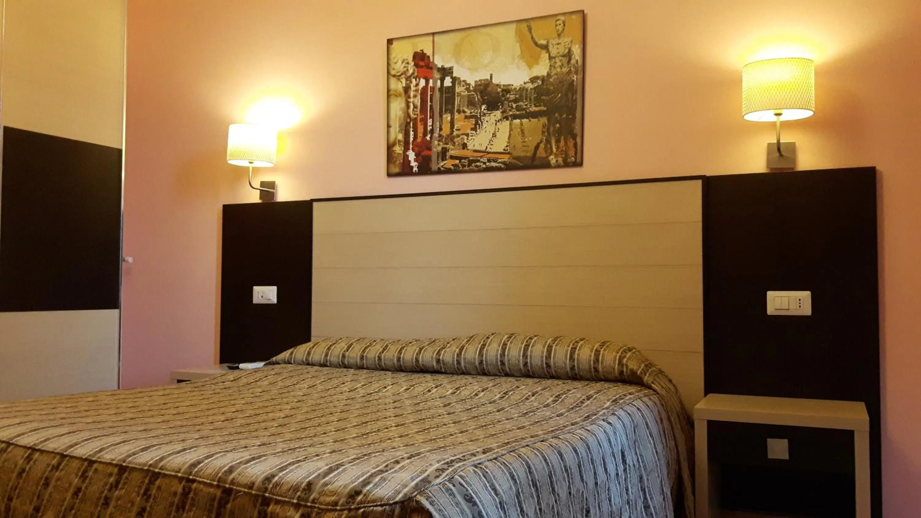 Photo of the whole room, Bed in Serendipity