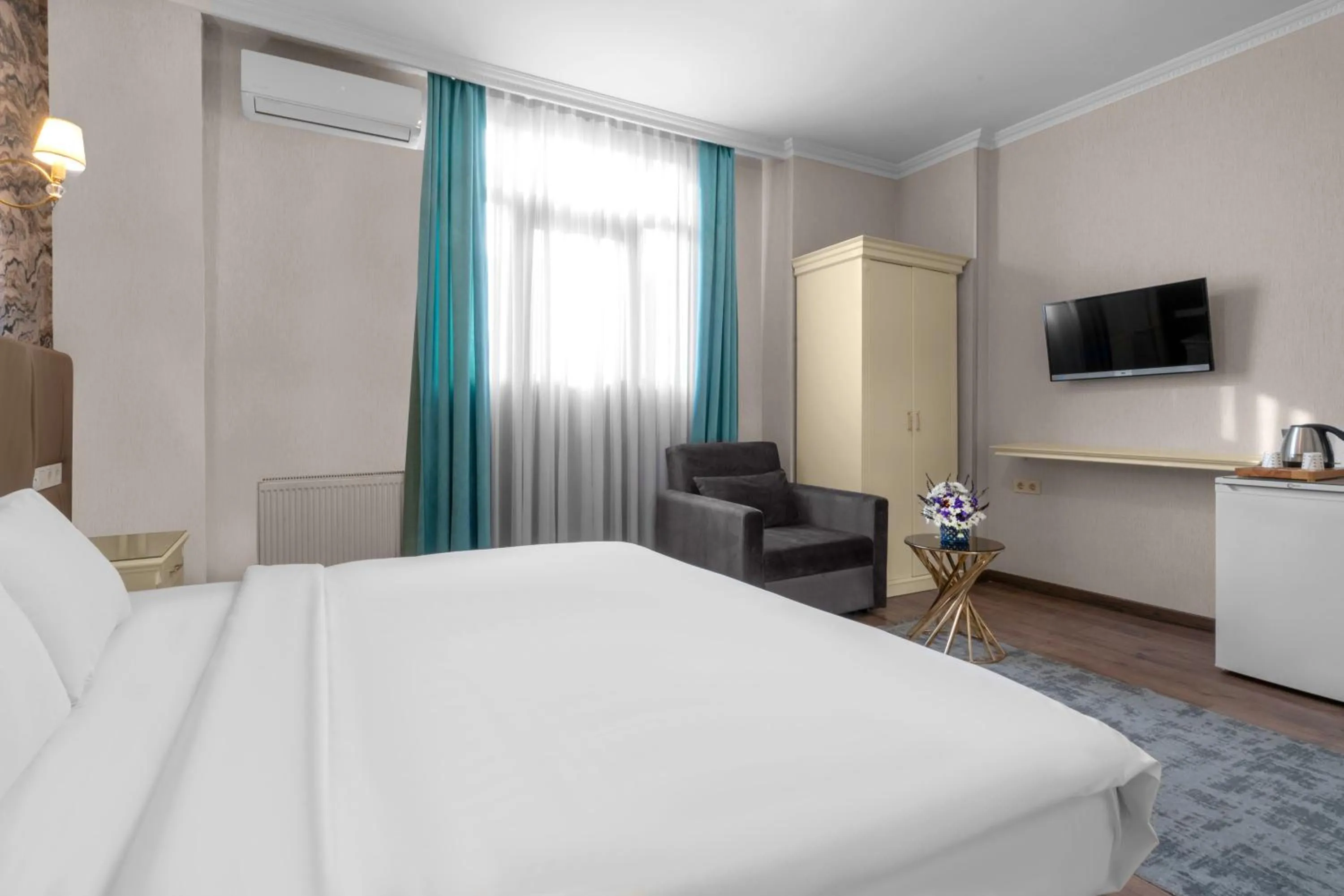 Bedroom, Bed in Valide Hotel