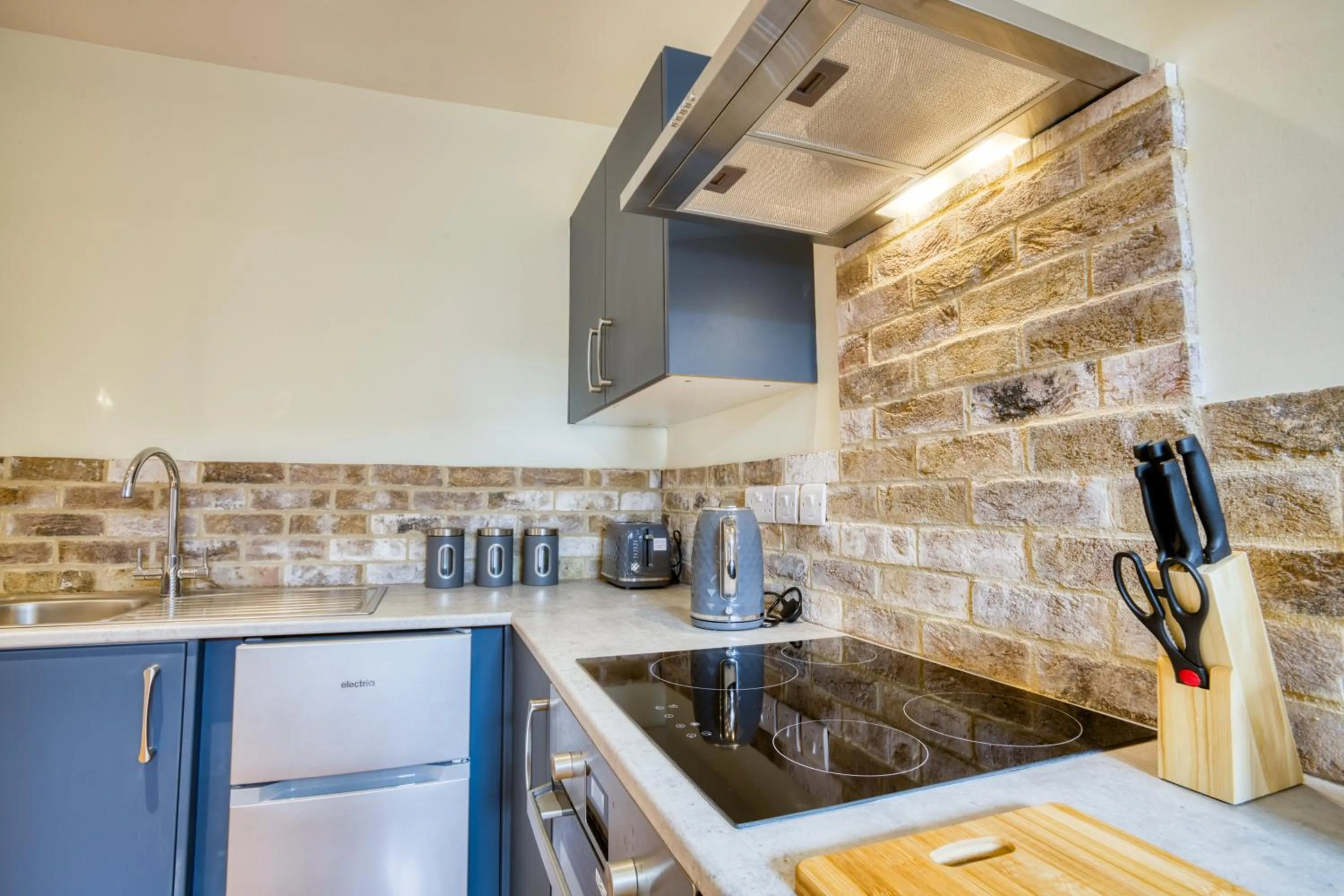 Kitchen or kitchenette in Suite 2- 2 Bed Apartment